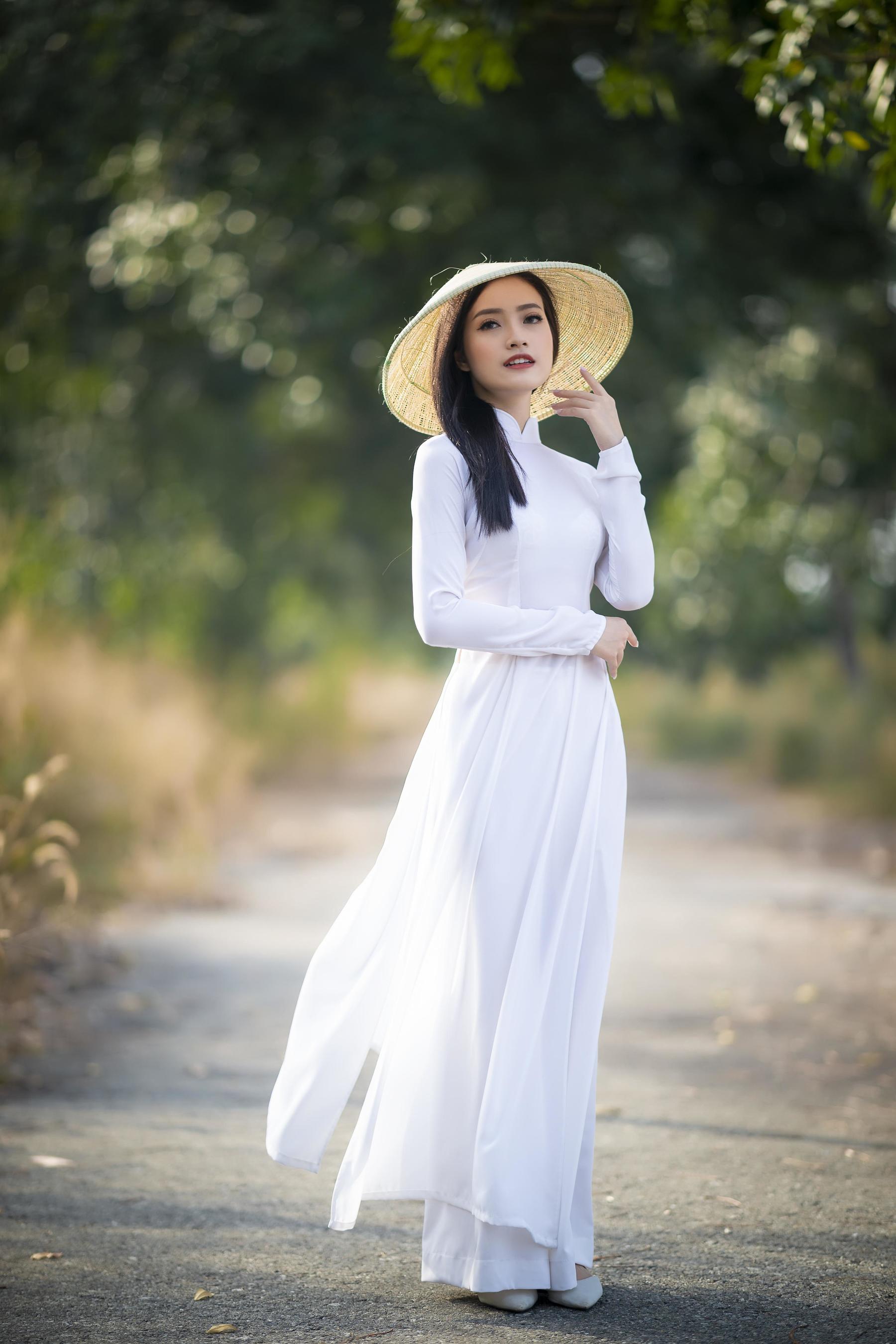 高挑的传统美女在林中小道光影特写 相关图册