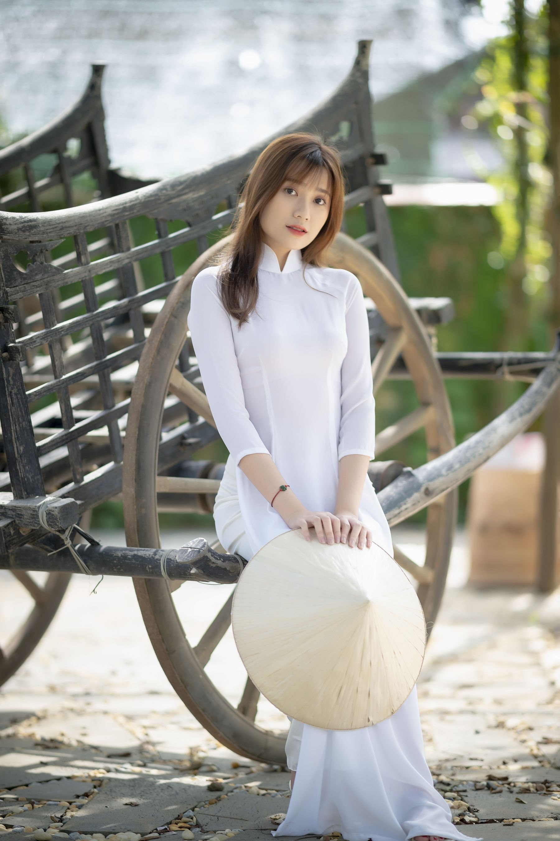 清新脱俗‌‌的白色气质连衣长裙美女 相关图册