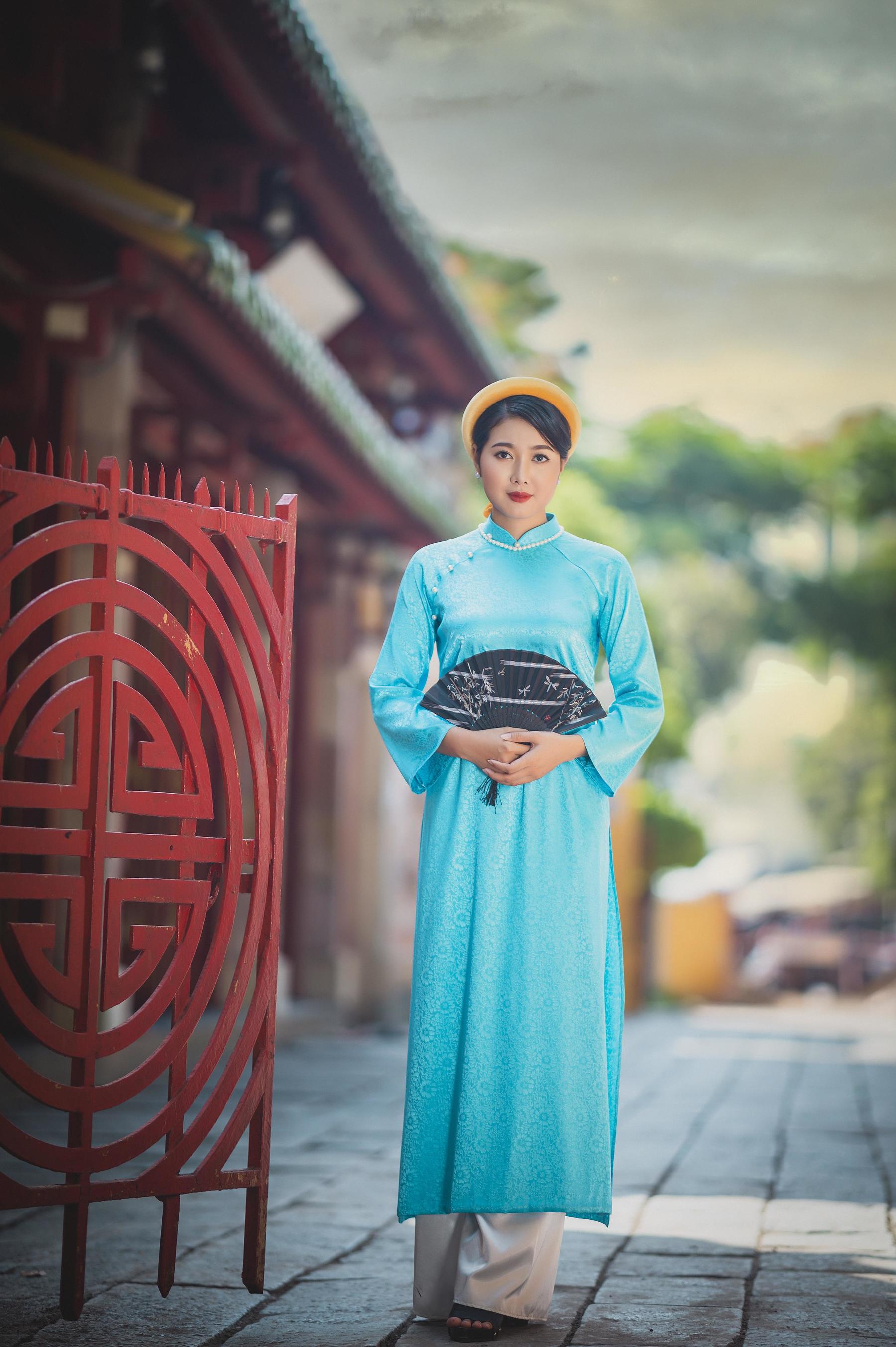 风采夺目穿蓝色端庄华丽旗袍的女士 相关图册