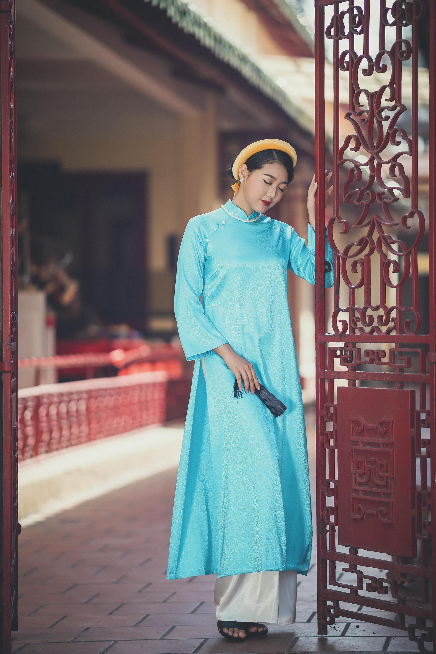 风采夺目穿蓝色端庄华丽旗袍的女士 相关图册