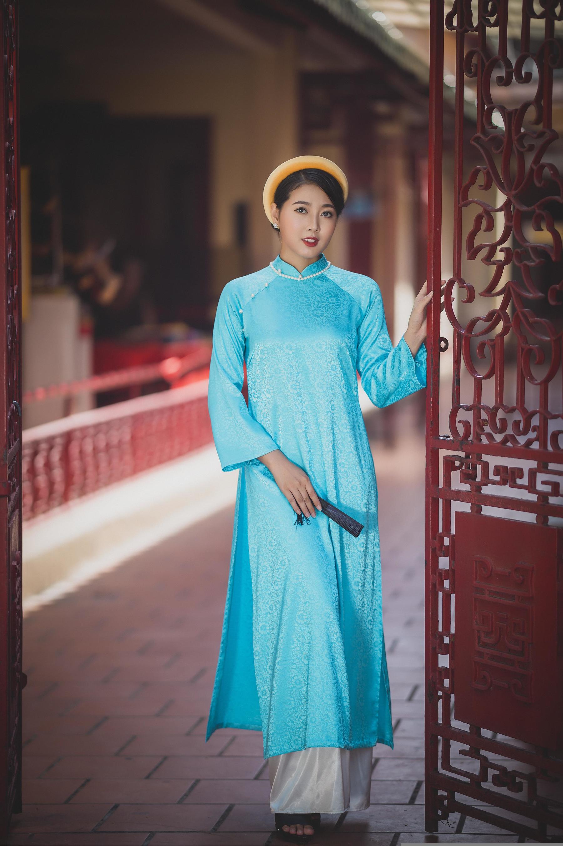 风采夺目穿蓝色端庄华丽旗袍的女士 相关图册