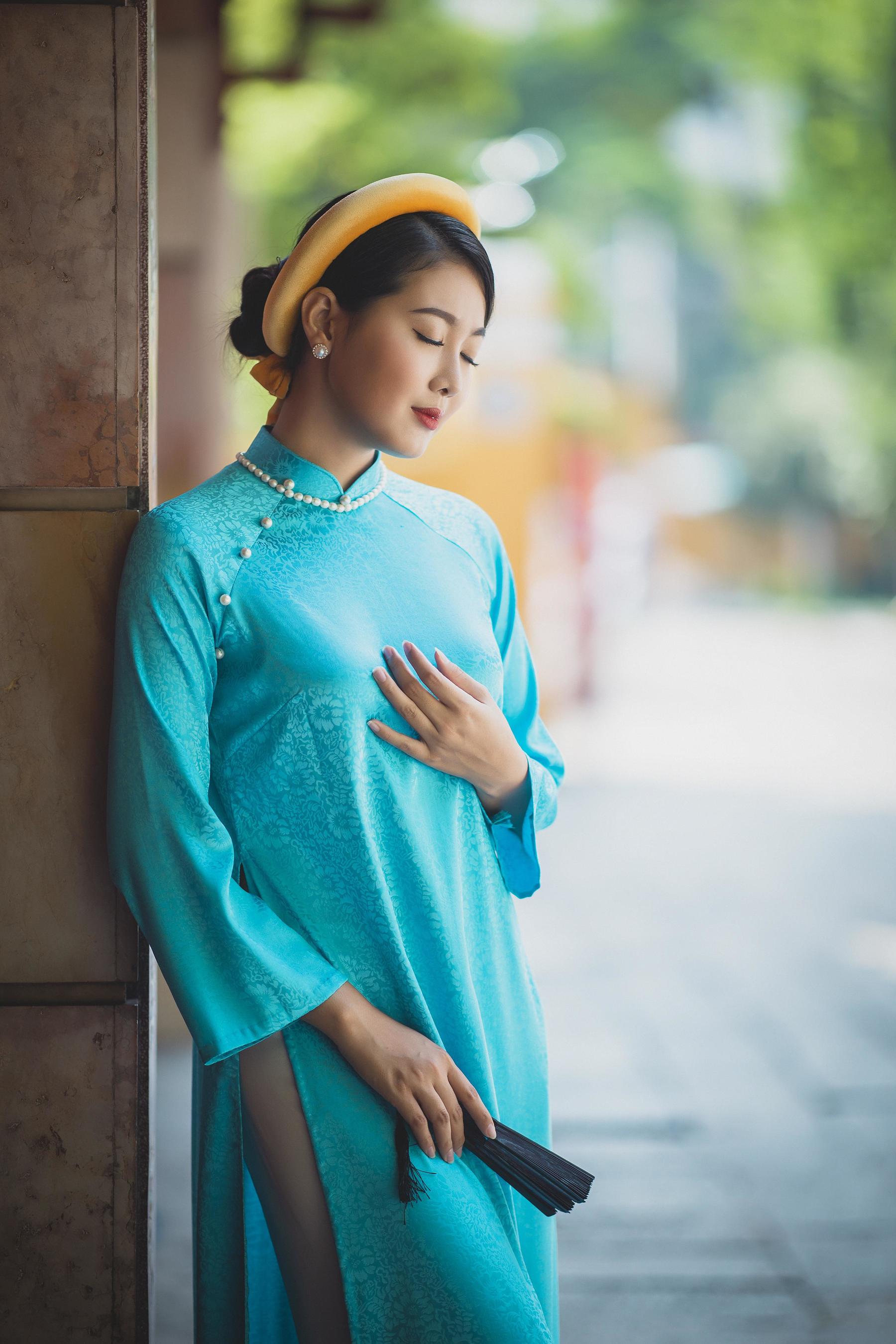 风采夺目穿蓝色端庄华丽旗袍的女士 相关图册