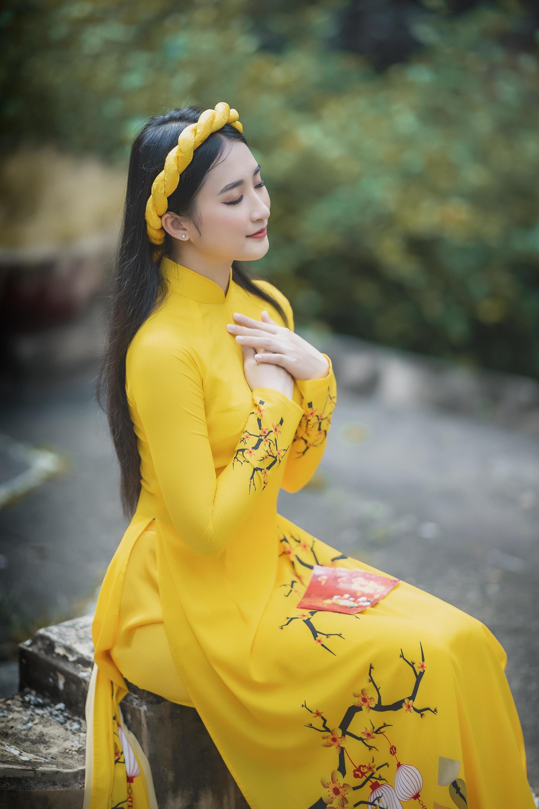 经典的鹅黄色飘逸旗袍,一位清秀佳人 相关图册