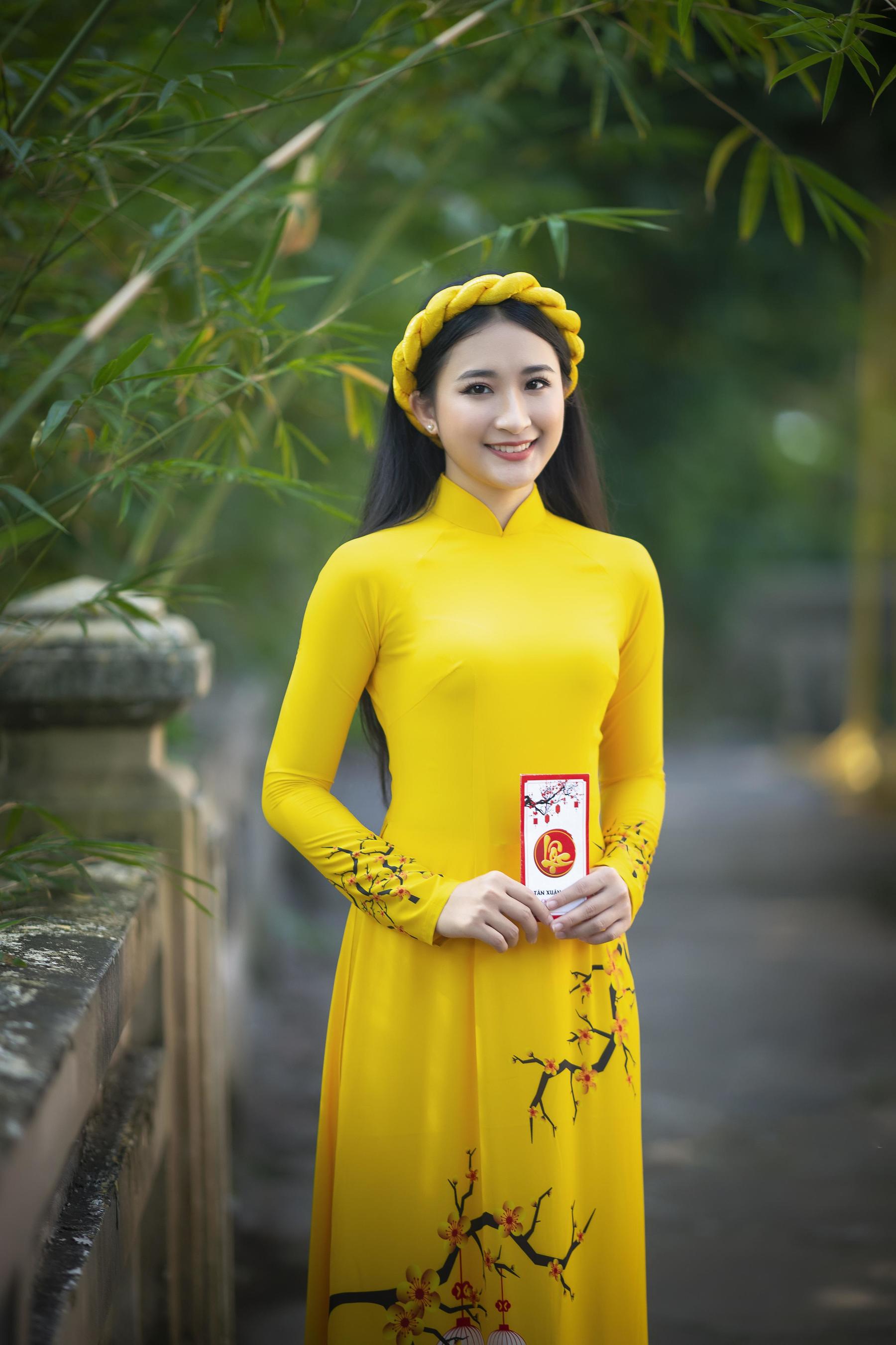 经典的鹅黄色飘逸旗袍,一位清秀佳人 相关图册