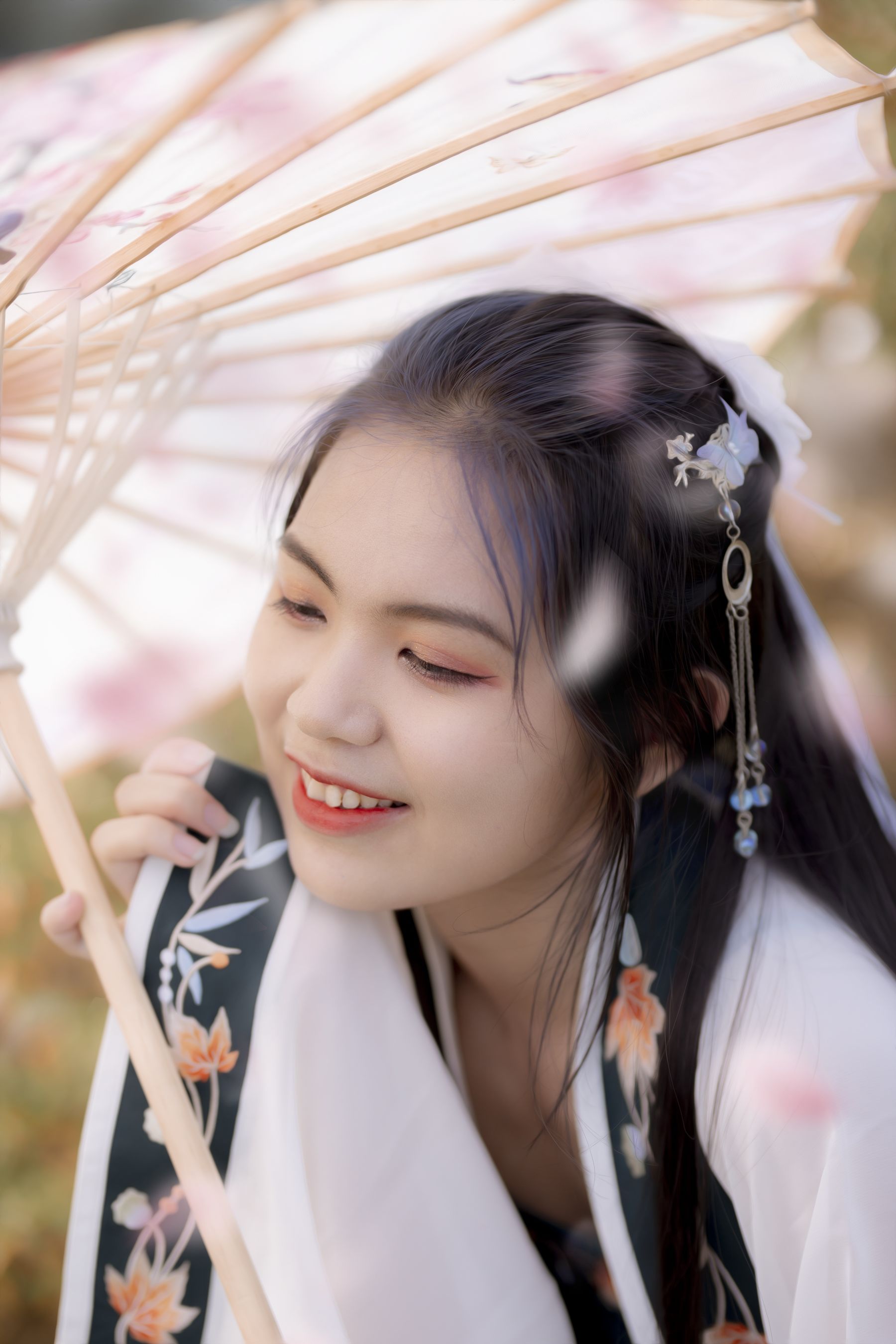 一袭汉服白衣,犹如水中芙蓉,超凡脱俗 相关图册