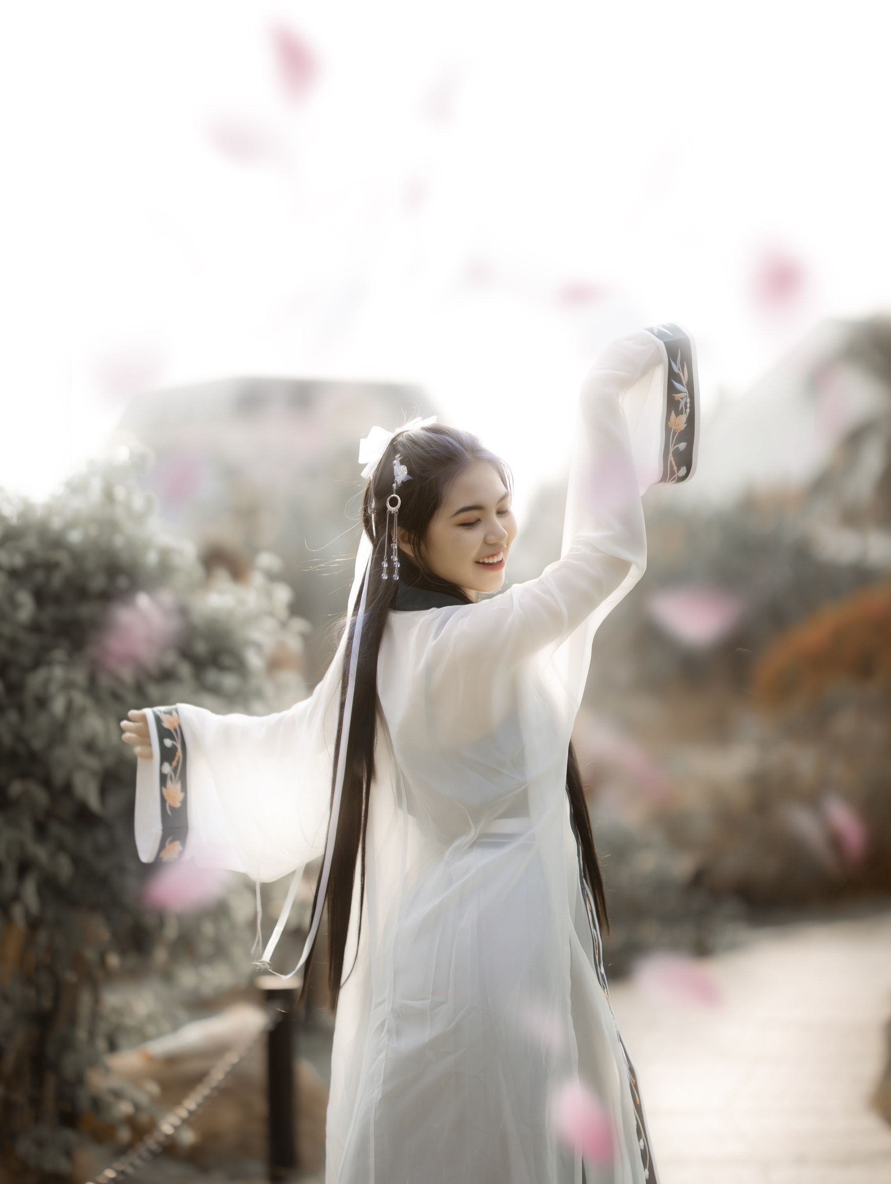 一袭汉服白衣,犹如水中芙蓉,超凡脱俗 相关图册