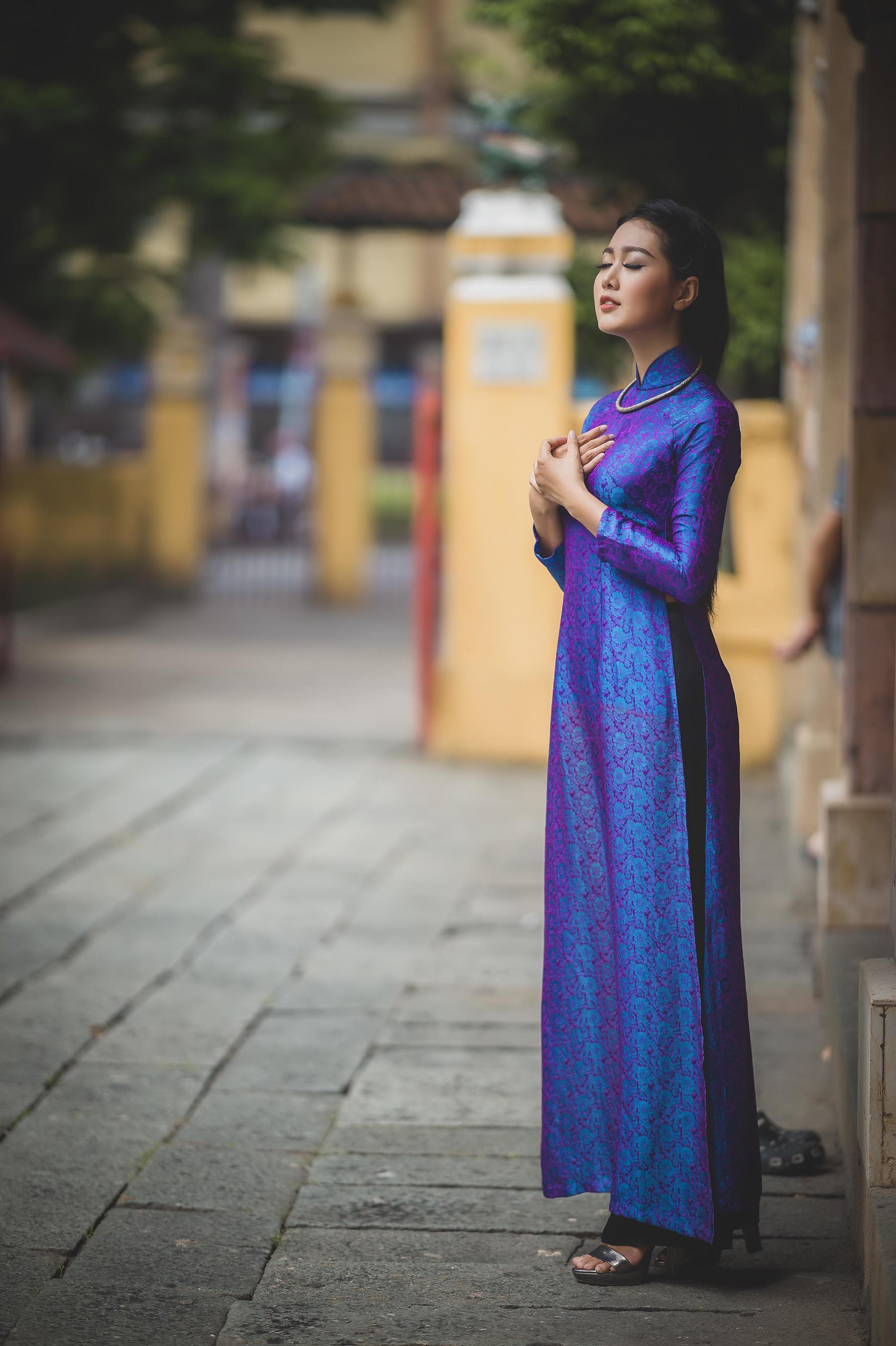一袭明艳长裙,尽显美女风采,华丽气质展露 相关图册