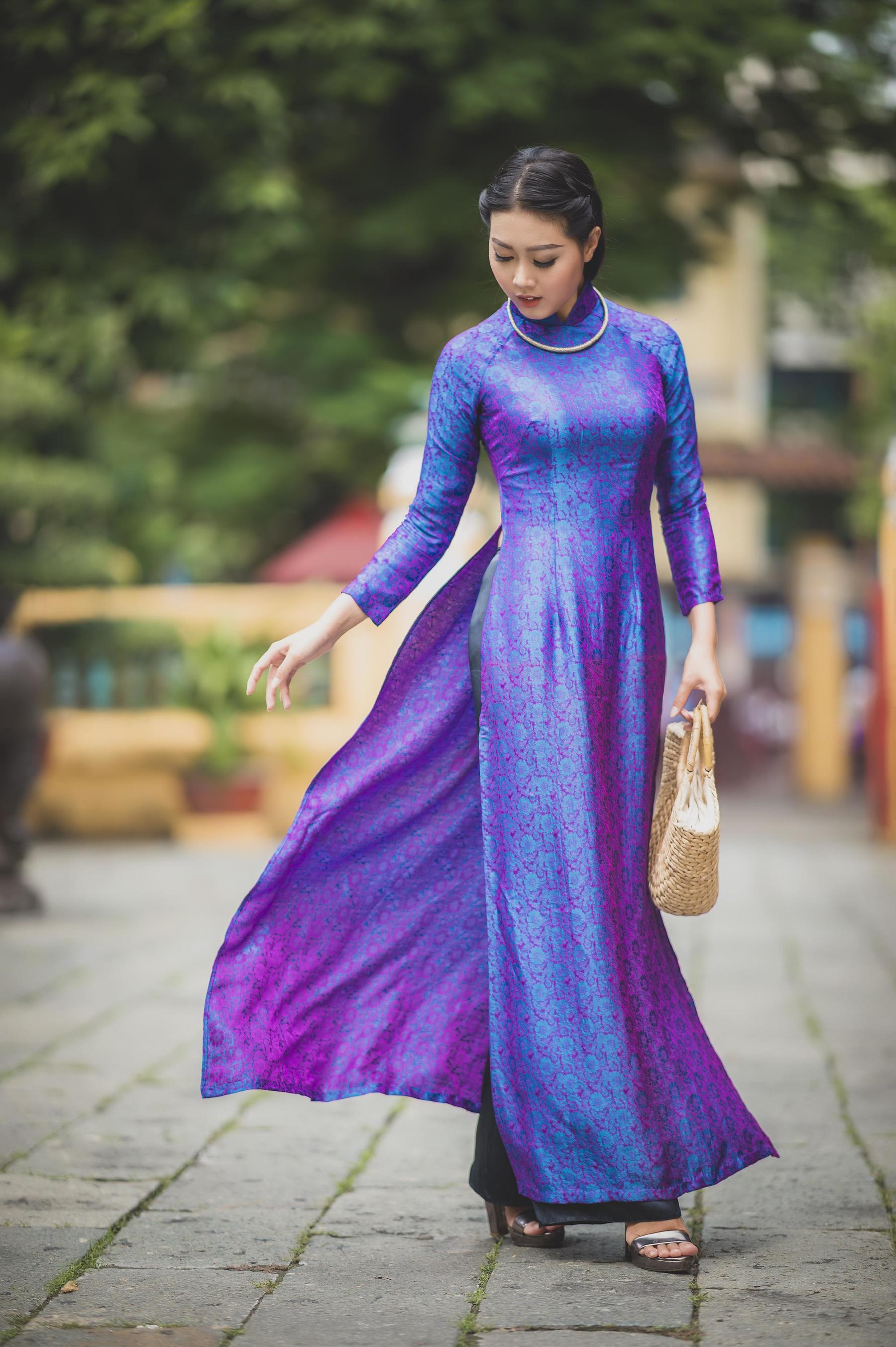 一袭明艳长裙,尽显美女风采,华丽气质展露 相关图册
