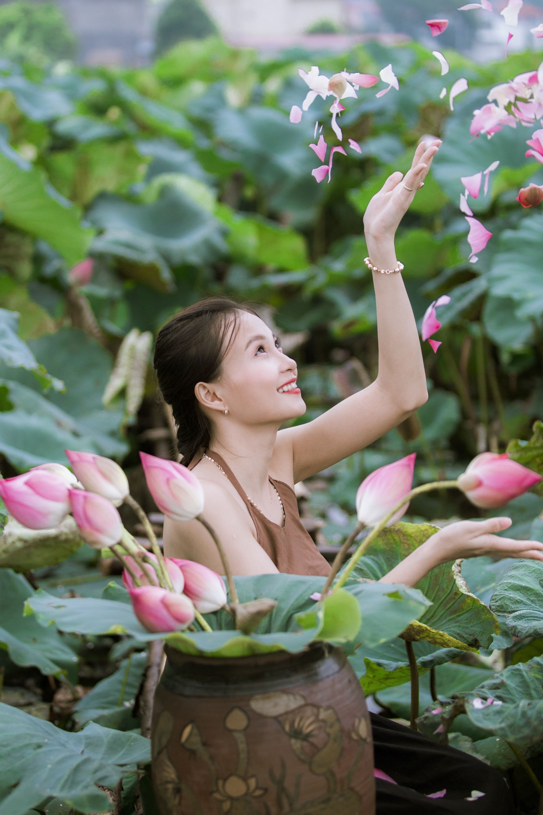 荷花美女相映美,夏日风情倍添娇 相关图册