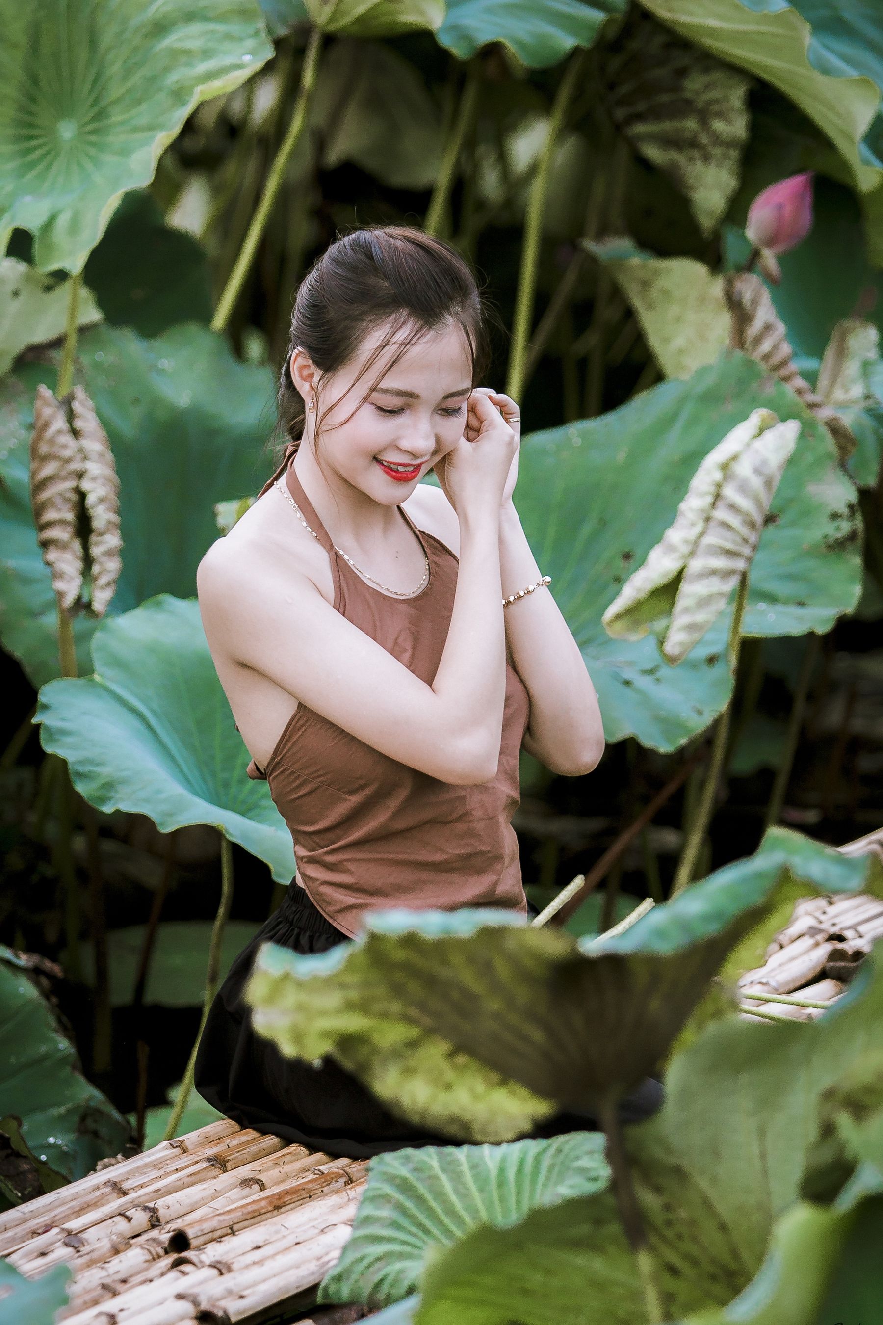 荷花美女相映美,夏日风情倍添娇 相关图册