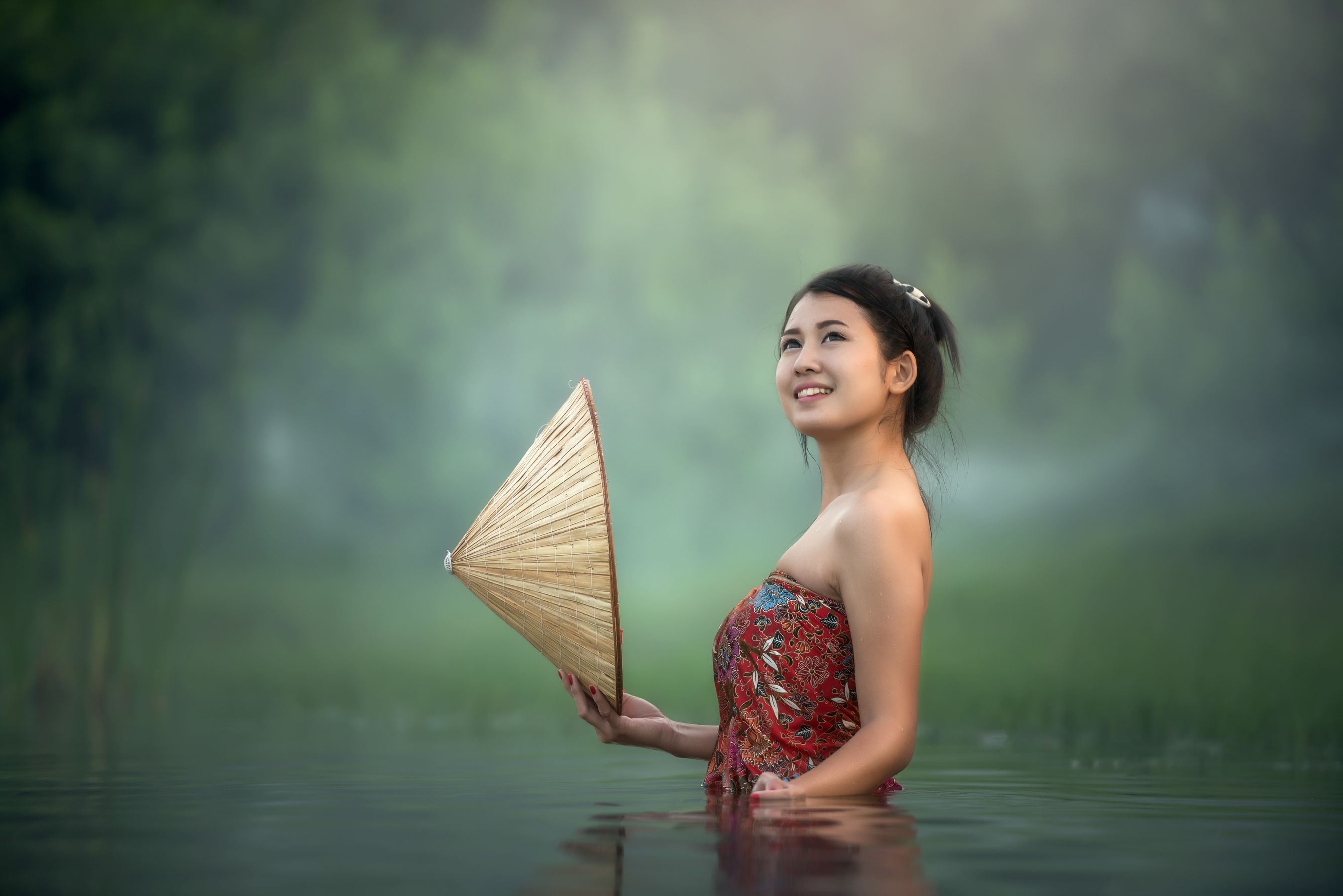 美女与林间小溪的邂逅、洗净尘埃 相关图册