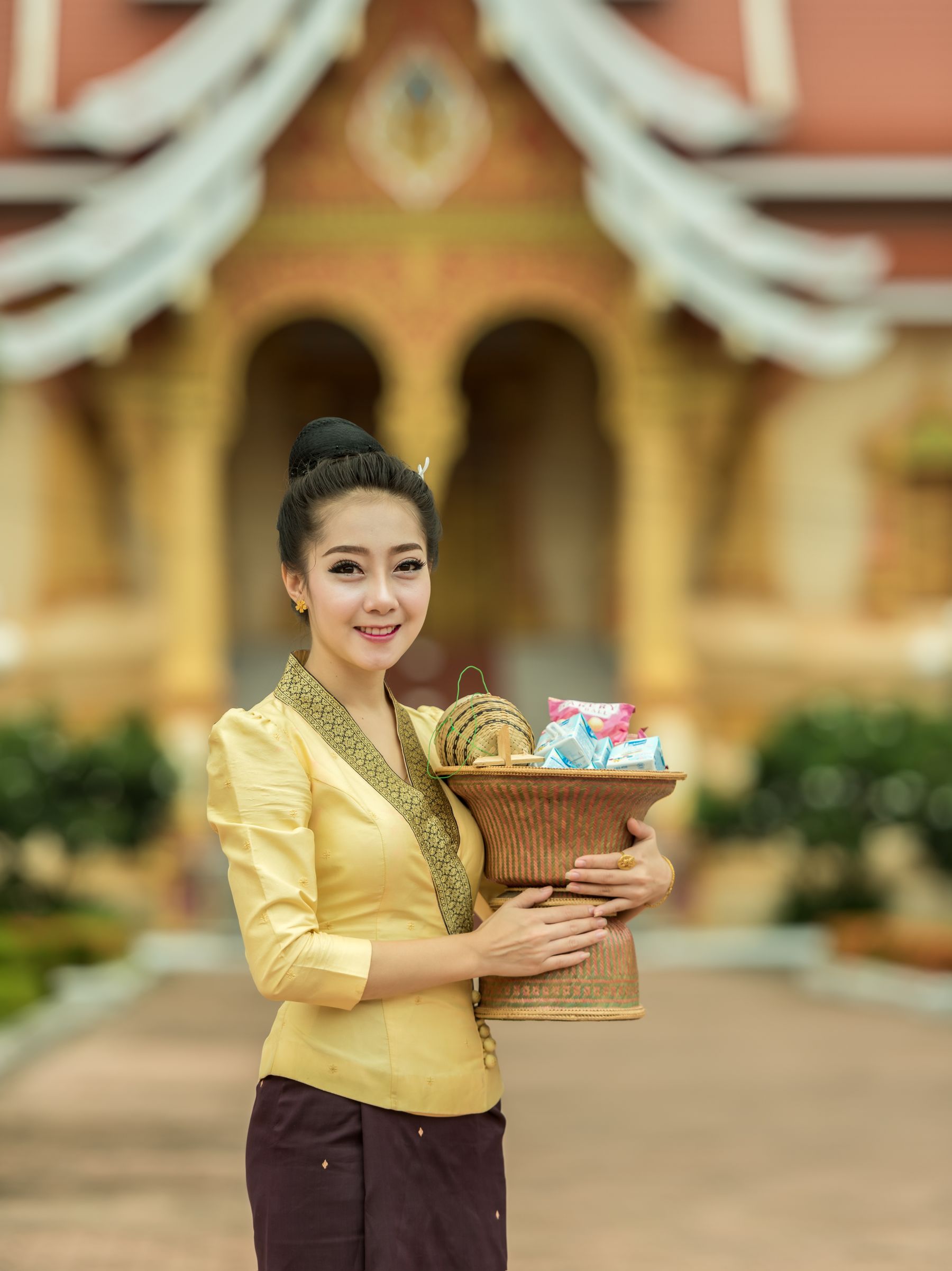 泰国美女去寺庙,许下美好心愿 相关图册