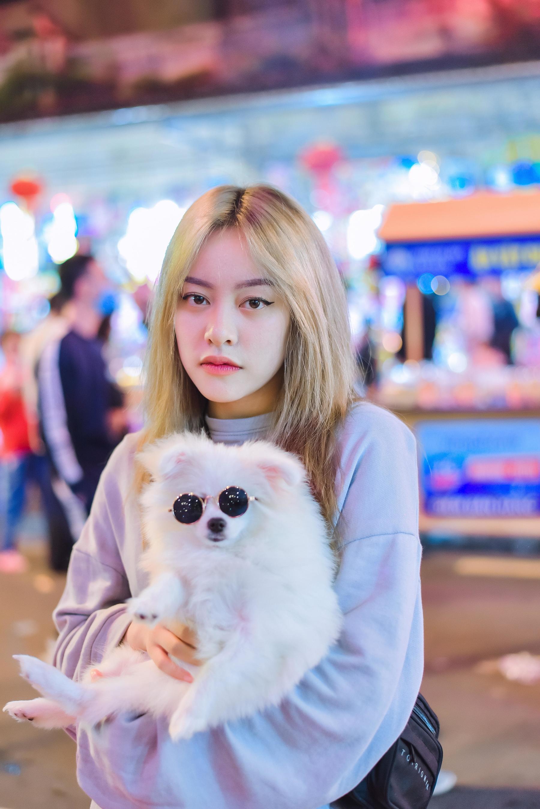 夜晚,抱着狗狗,漫步在繁华的街道 相关图册