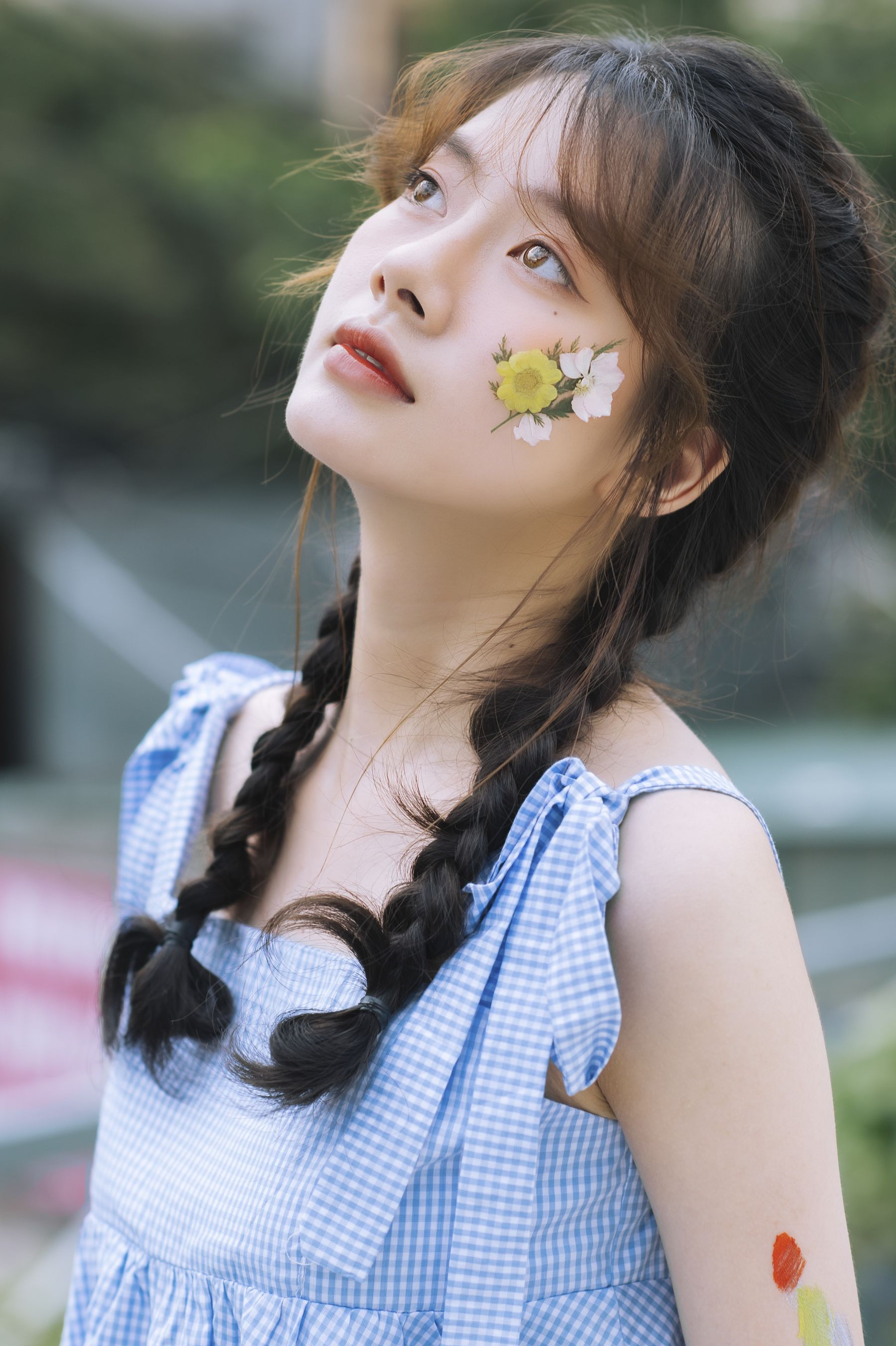 脸上花朵配碎花连衣裙,娇媚可人 相关图册