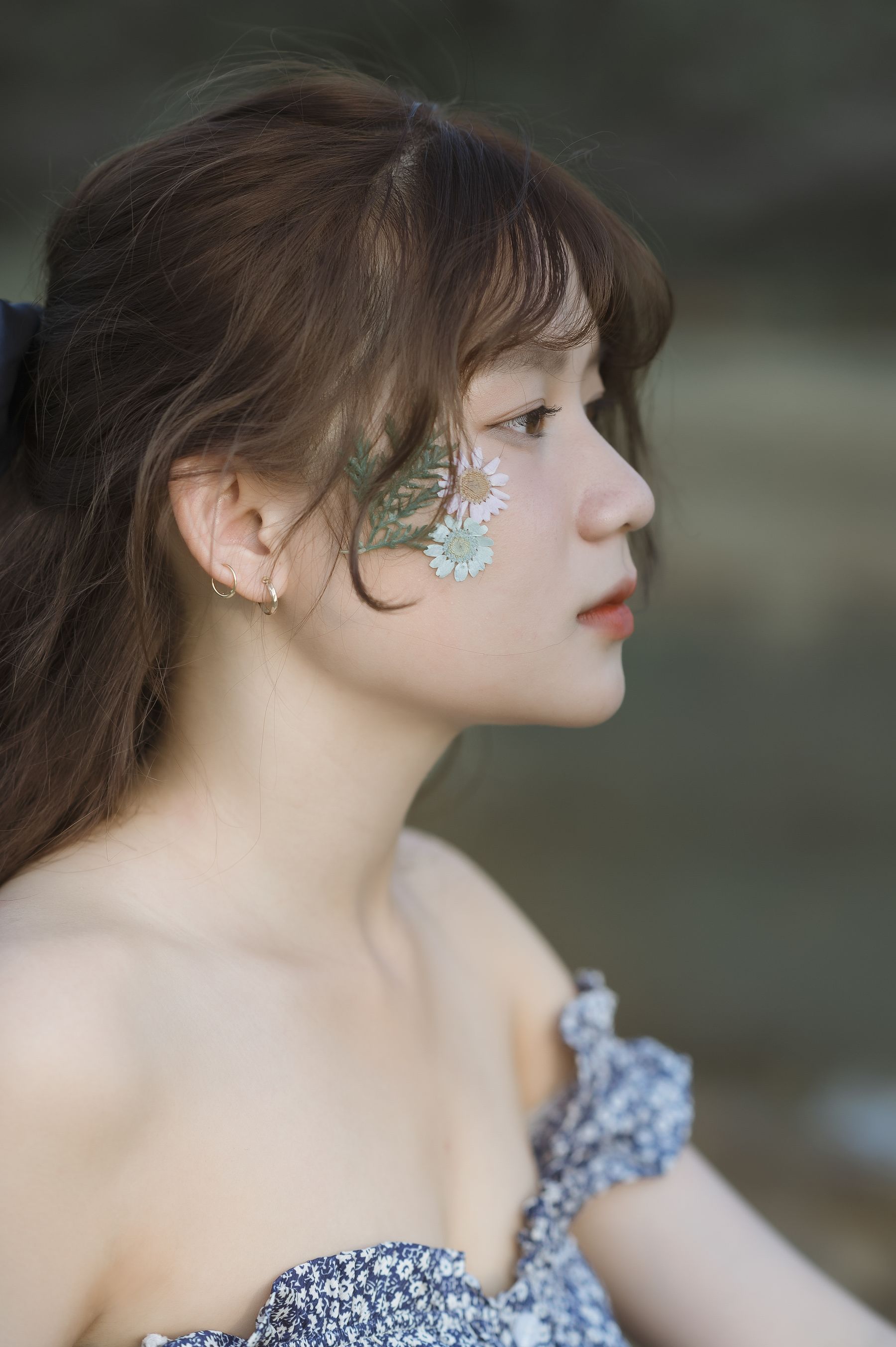 脸上花朵配碎花连衣裙,娇媚可人 相关图册