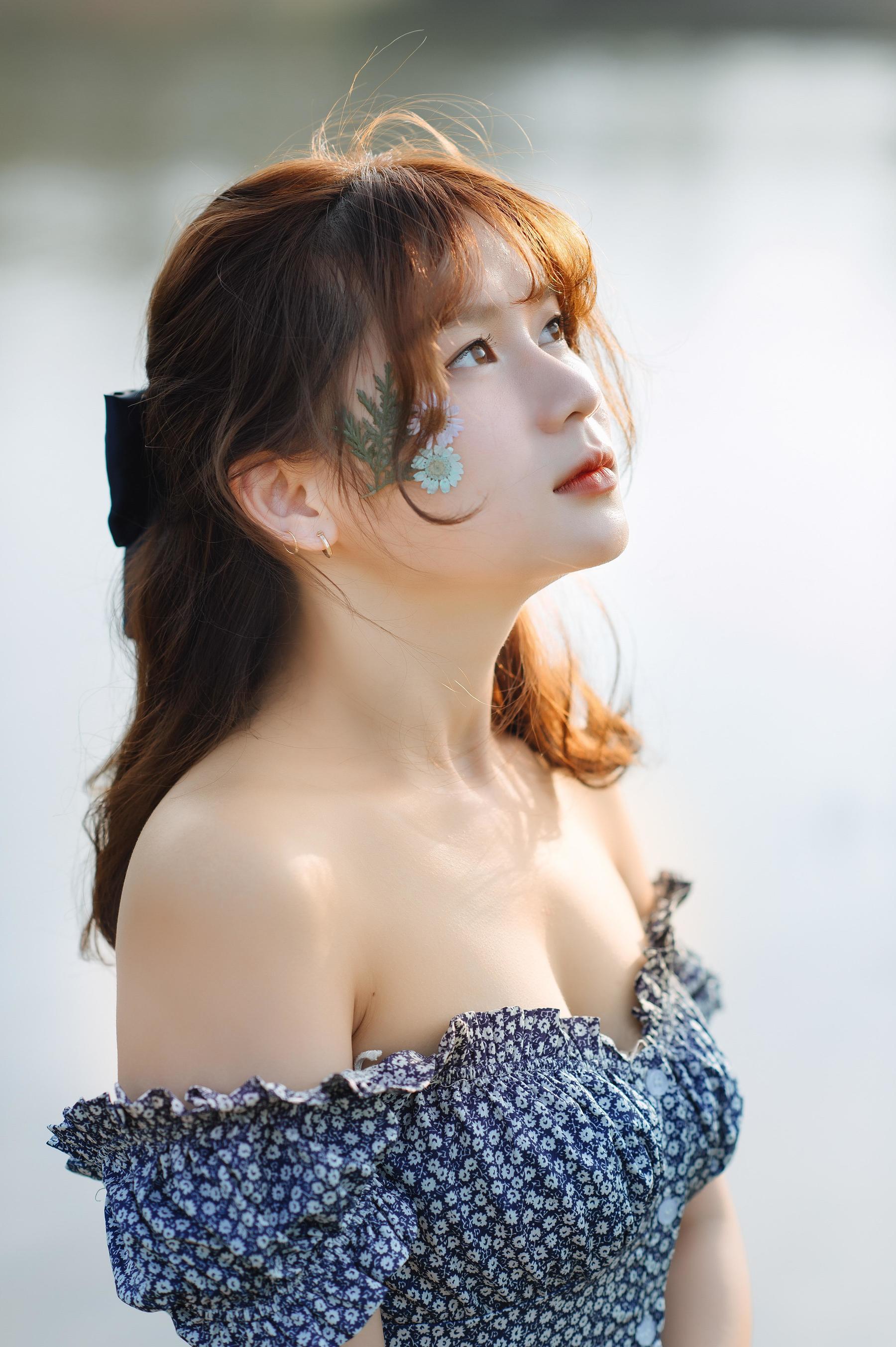 脸上花朵配碎花连衣裙,娇媚可人 相关图册