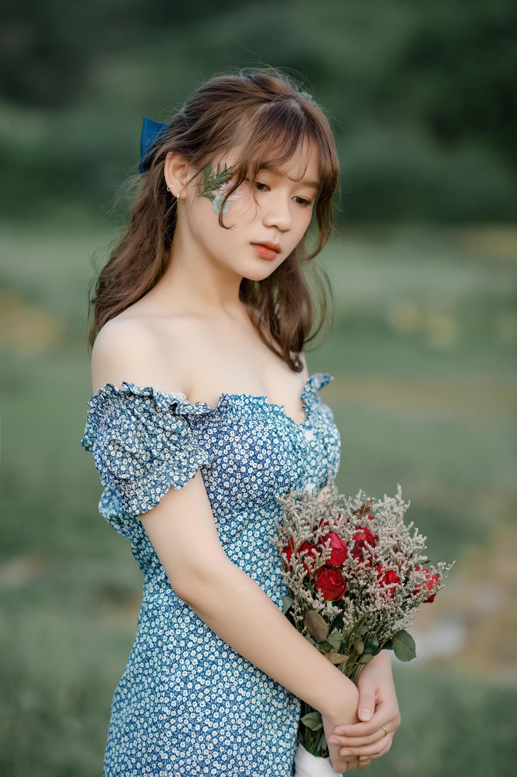 脸上花朵配碎花连衣裙,娇媚可人 相关图册