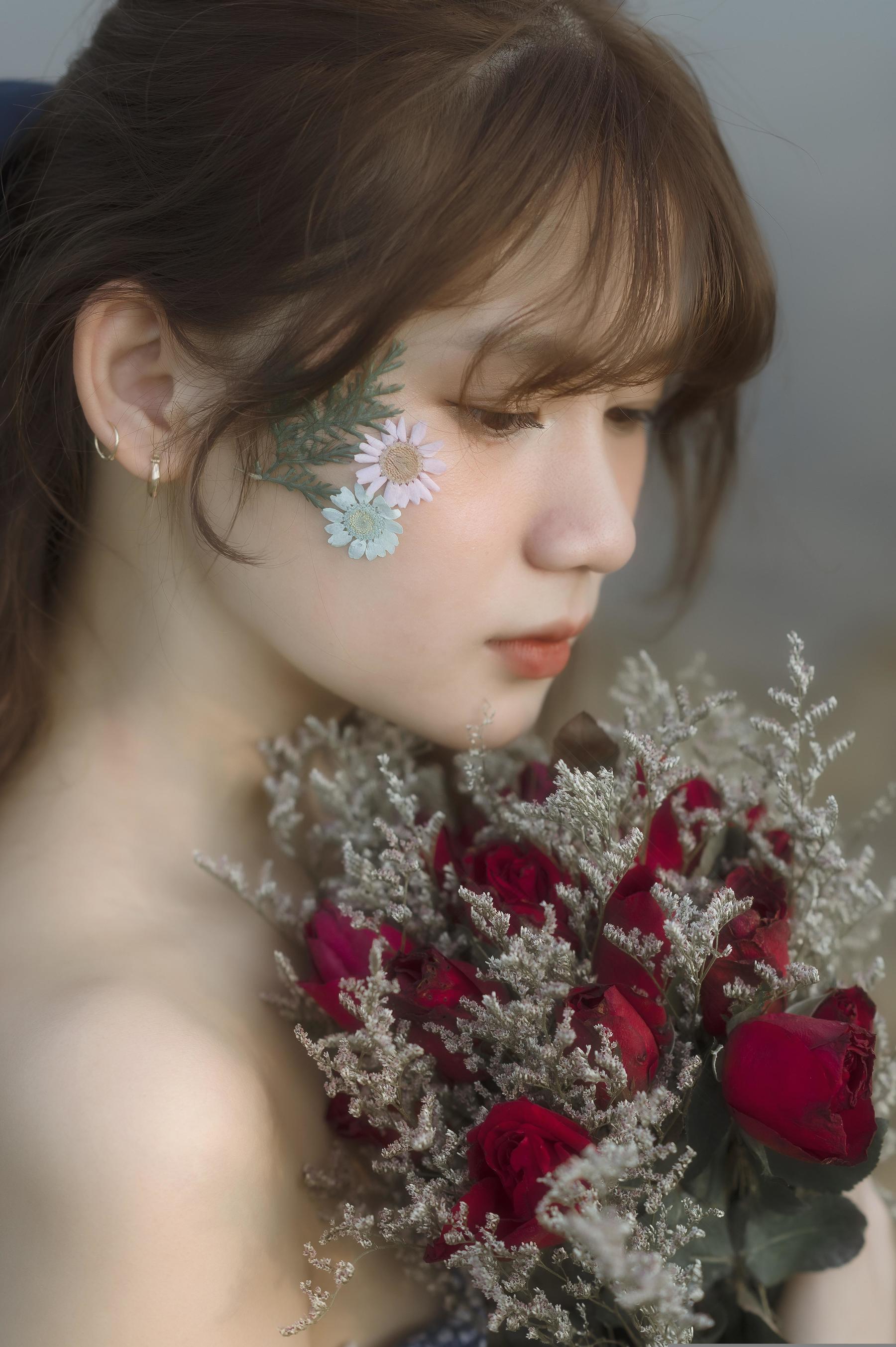 脸上花朵配碎花连衣裙,娇媚可人 相关图册