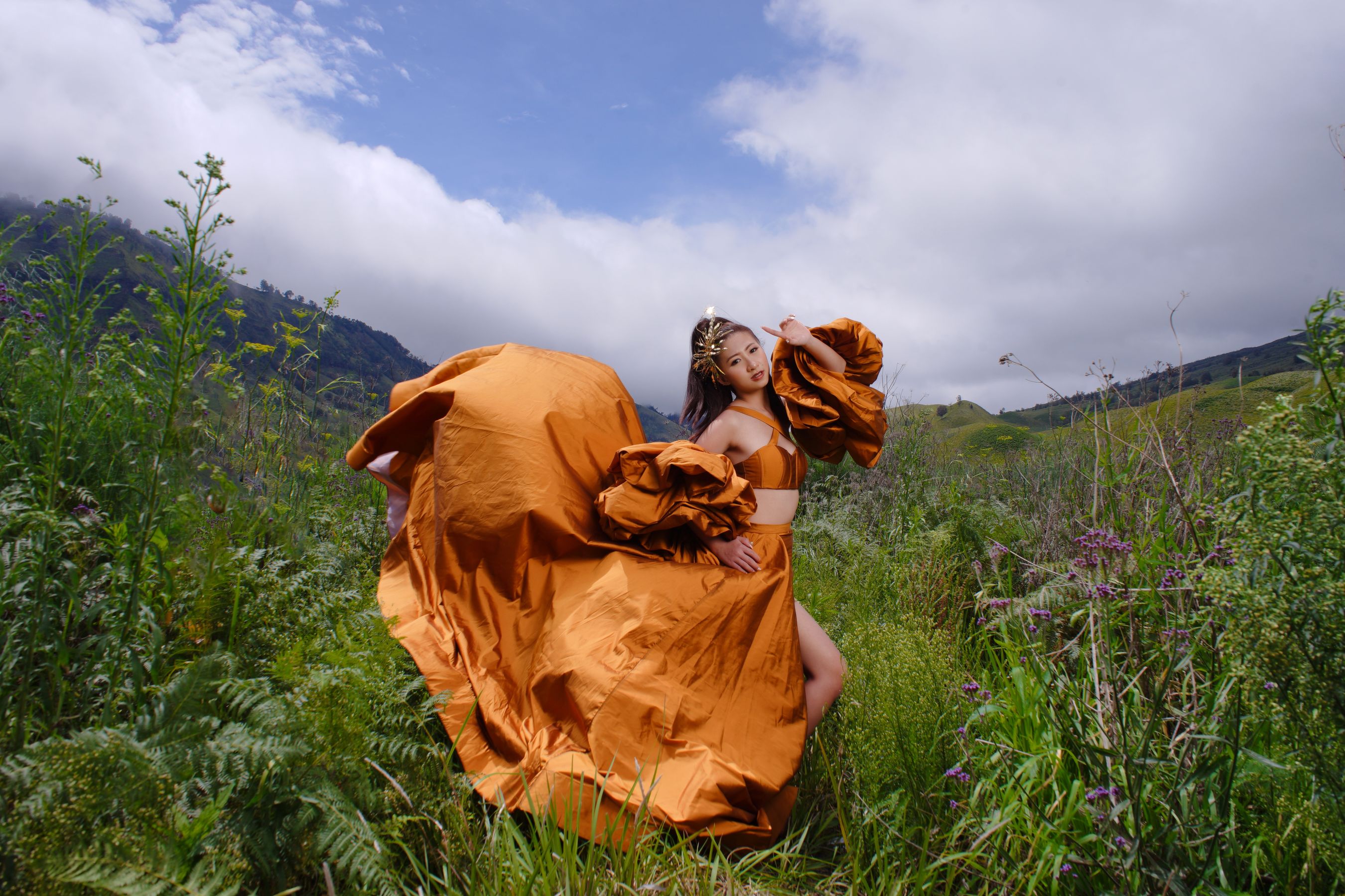 美女草地惊艳瞬间,旅行中的美景 相关图册