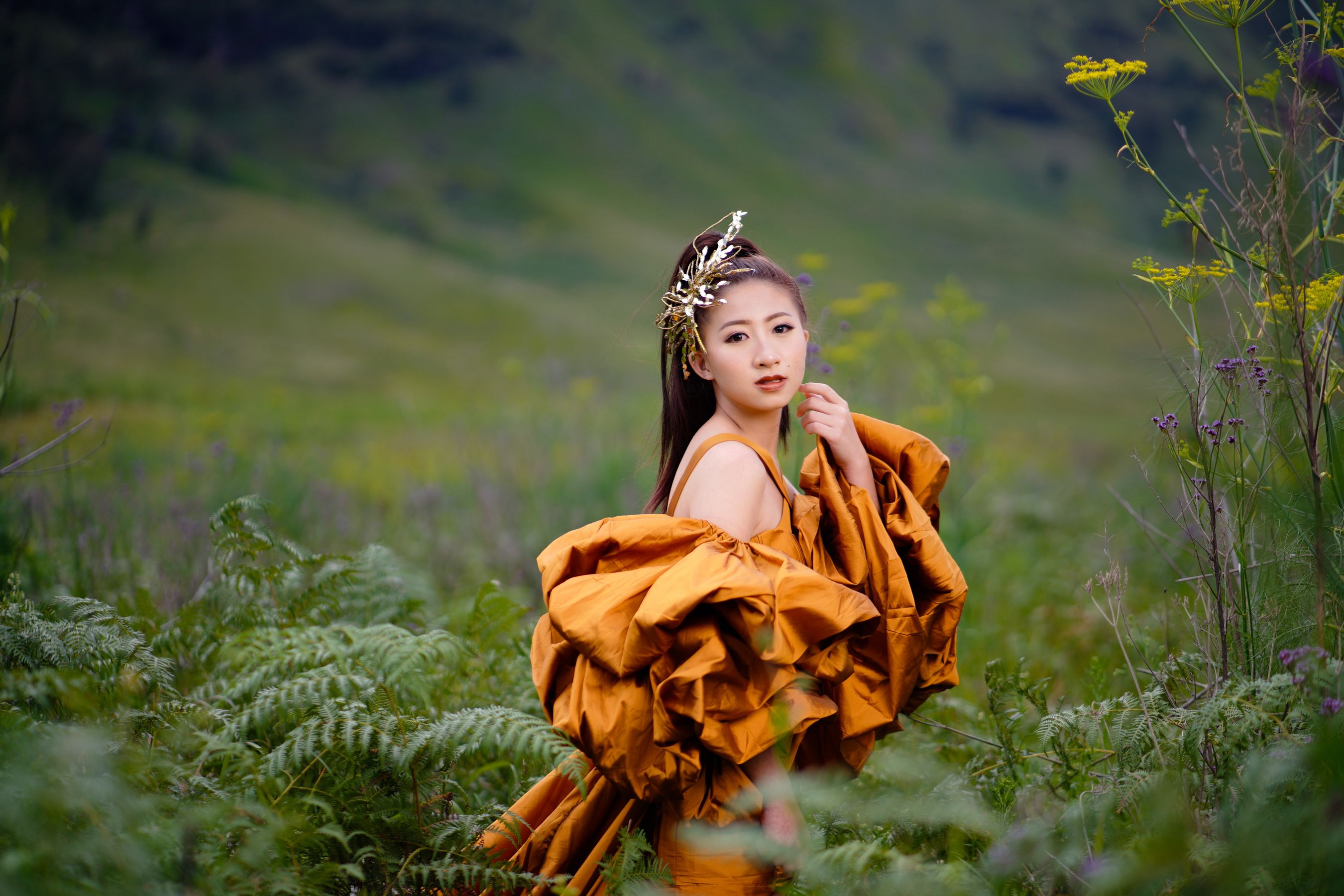 美女草地惊艳瞬间,旅行中的美景 相关图册