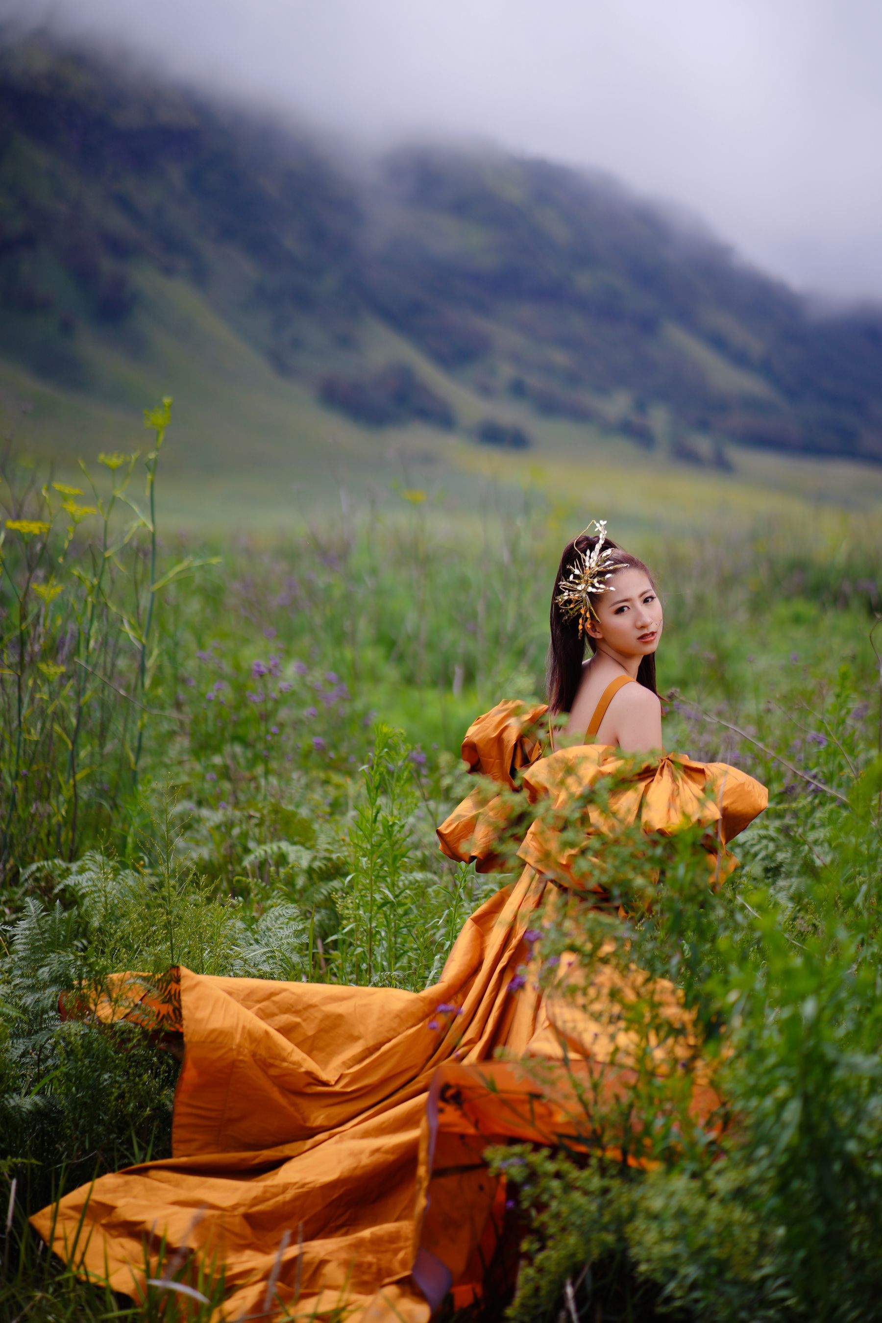 美女草地惊艳瞬间,旅行中的美景 相关图册