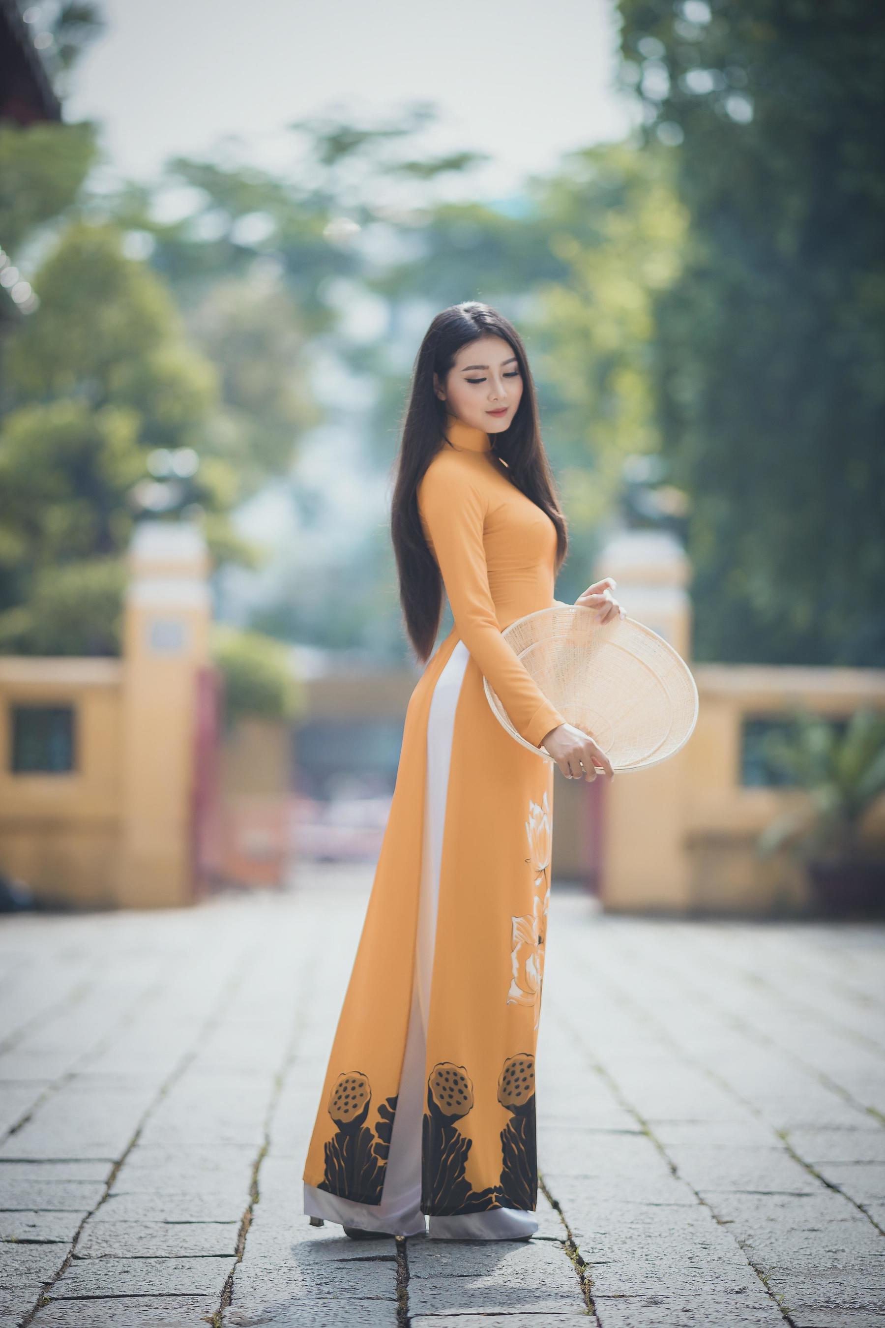 橙色连裙美女与古建的优雅写照 相关图册