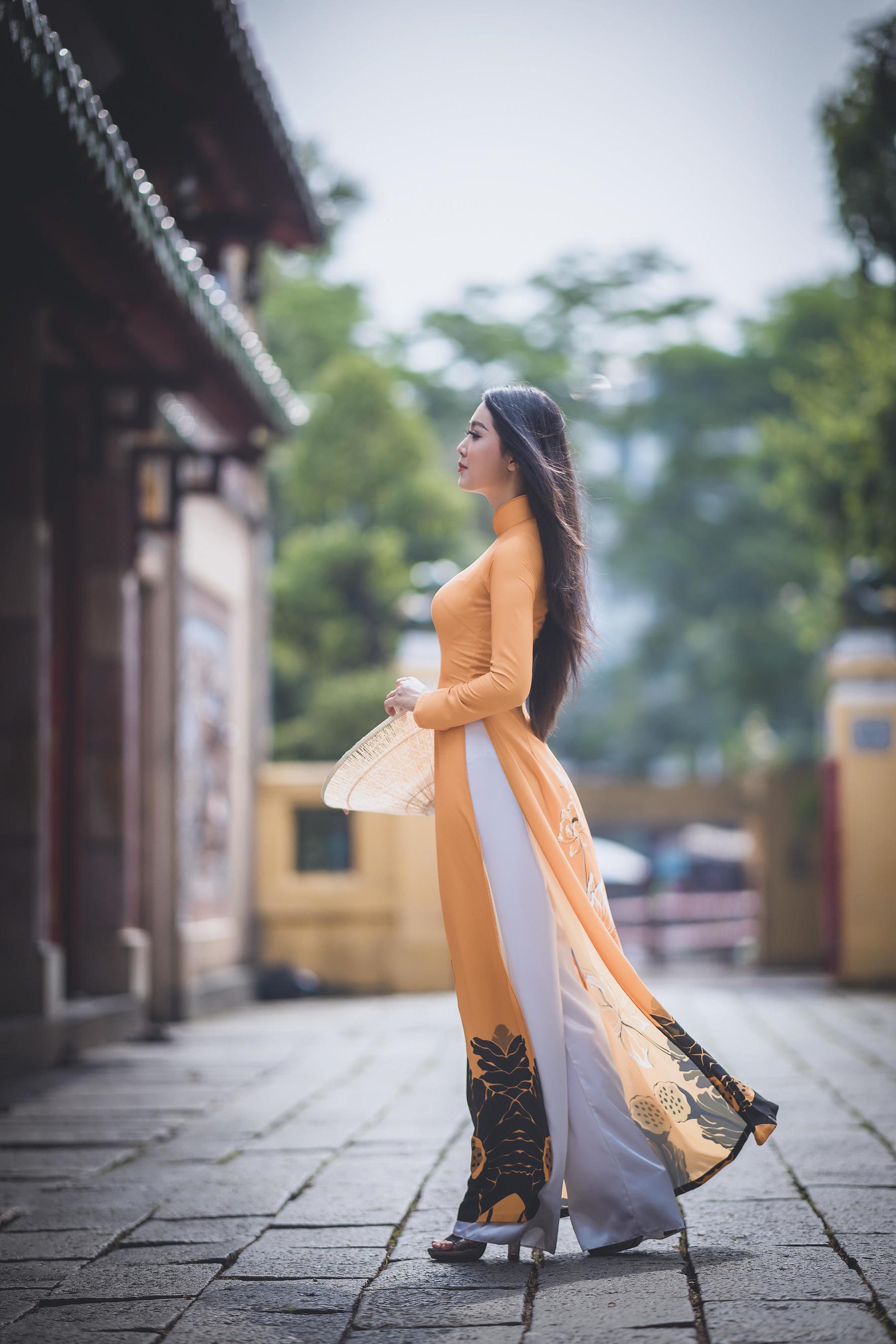 橙色连裙美女与古建的优雅写照 相关图册