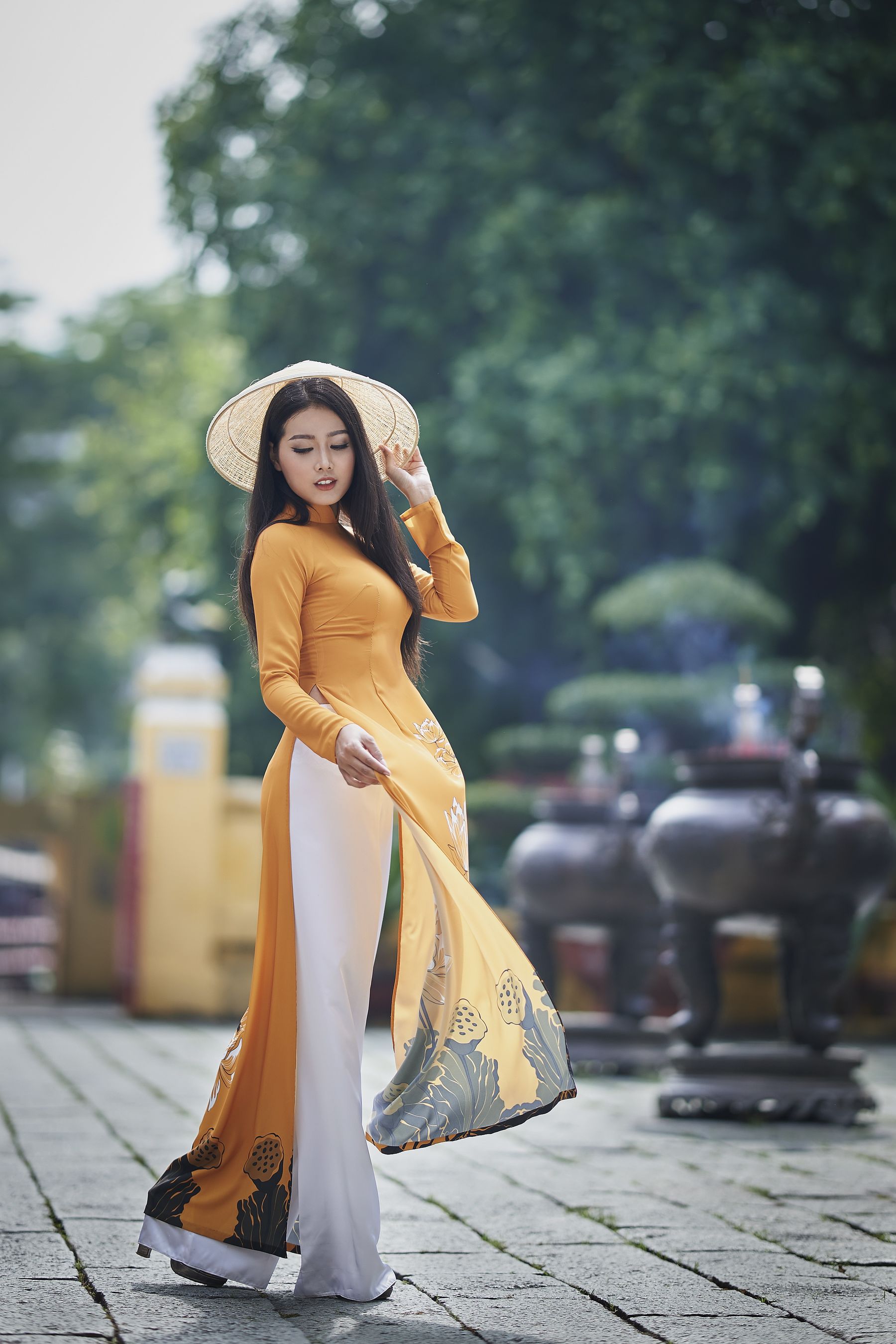 橙色连裙美女与古建的优雅写照 相关图册