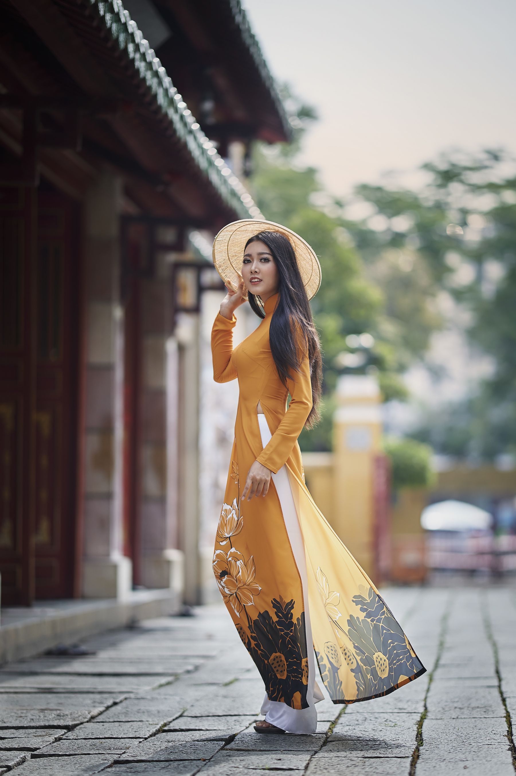 橙色连裙美女与古建的优雅写照 相关图册