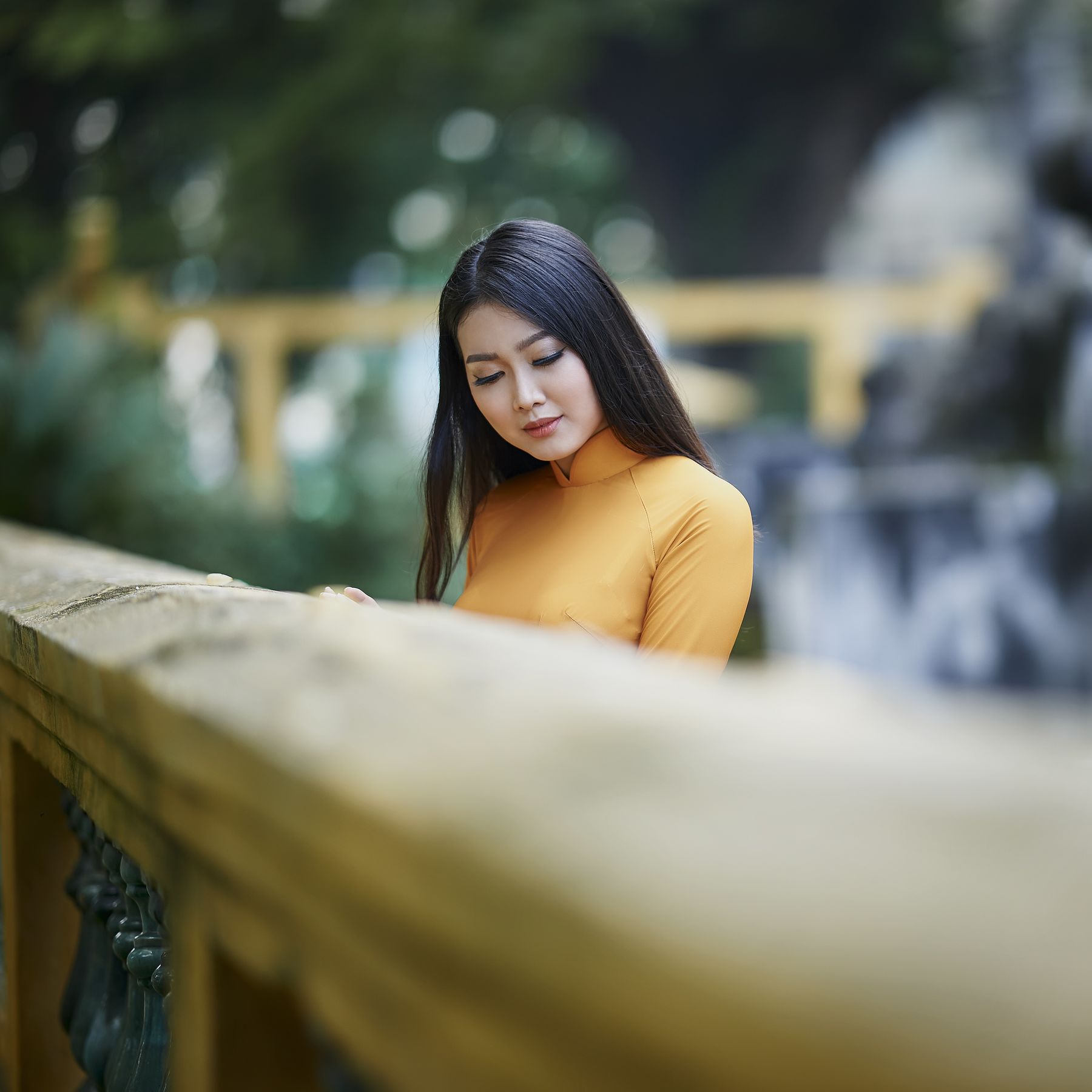 橙色连裙美女与古建的优雅写照 相关图册