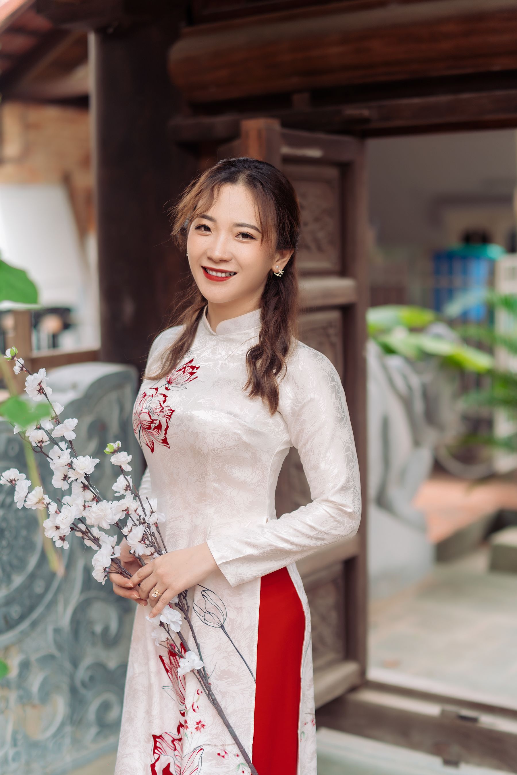 白色旗袍,洁白无瑕,宛如盛开白莲 相关图册