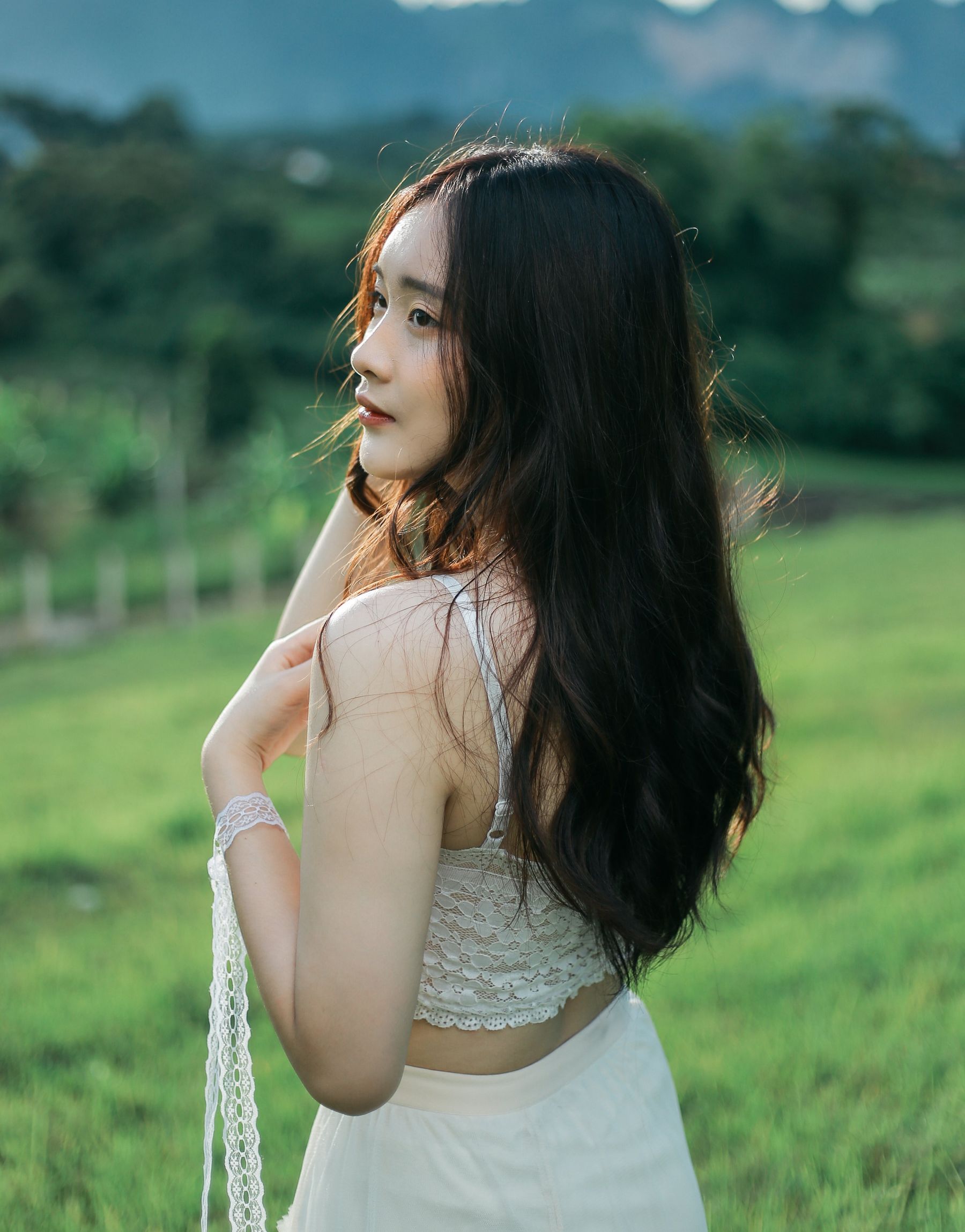 山林草地身着碎花裙,自然与美融合 相关图册