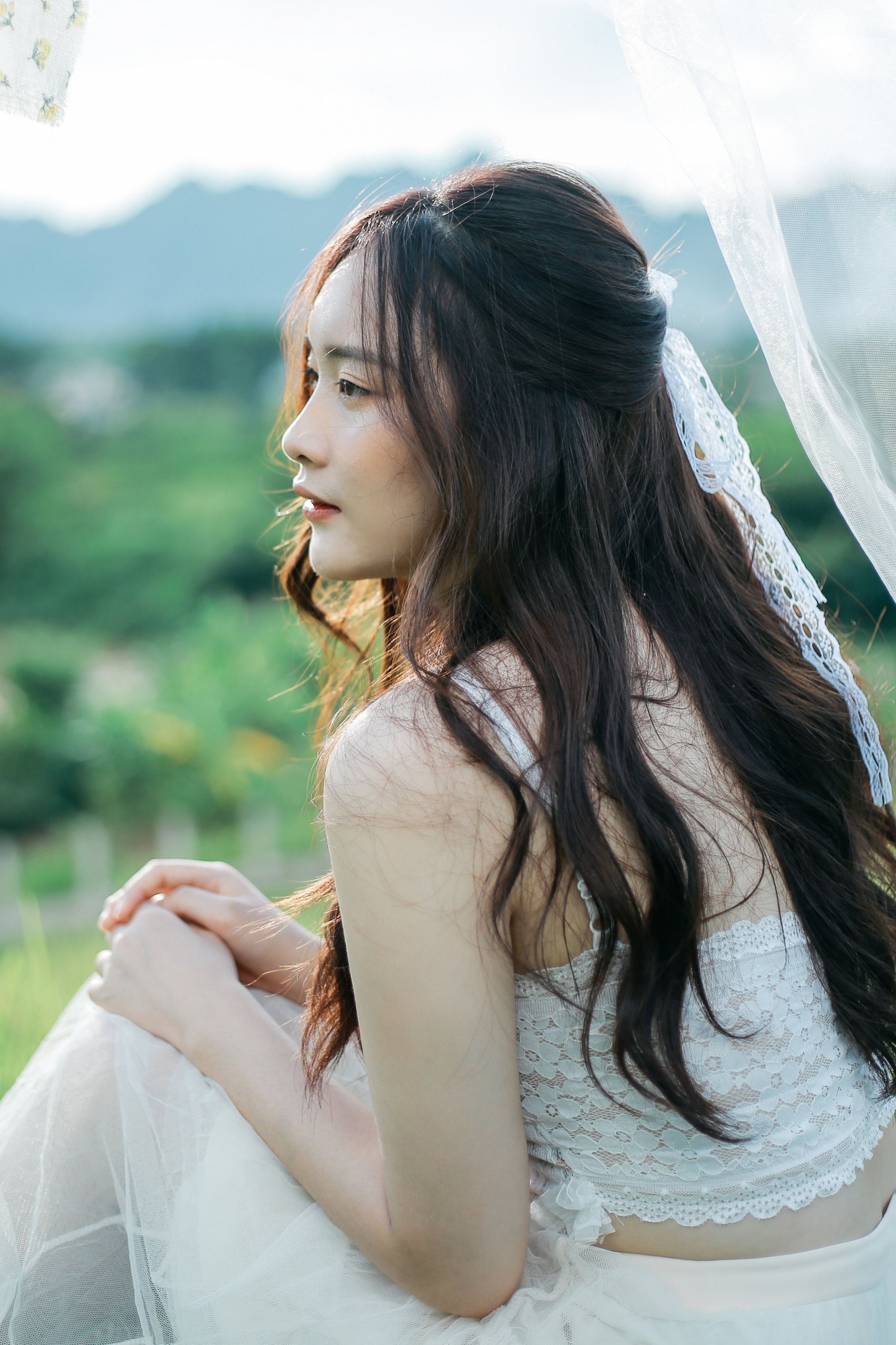 山林草地身着碎花裙,自然与美融合 相关图册