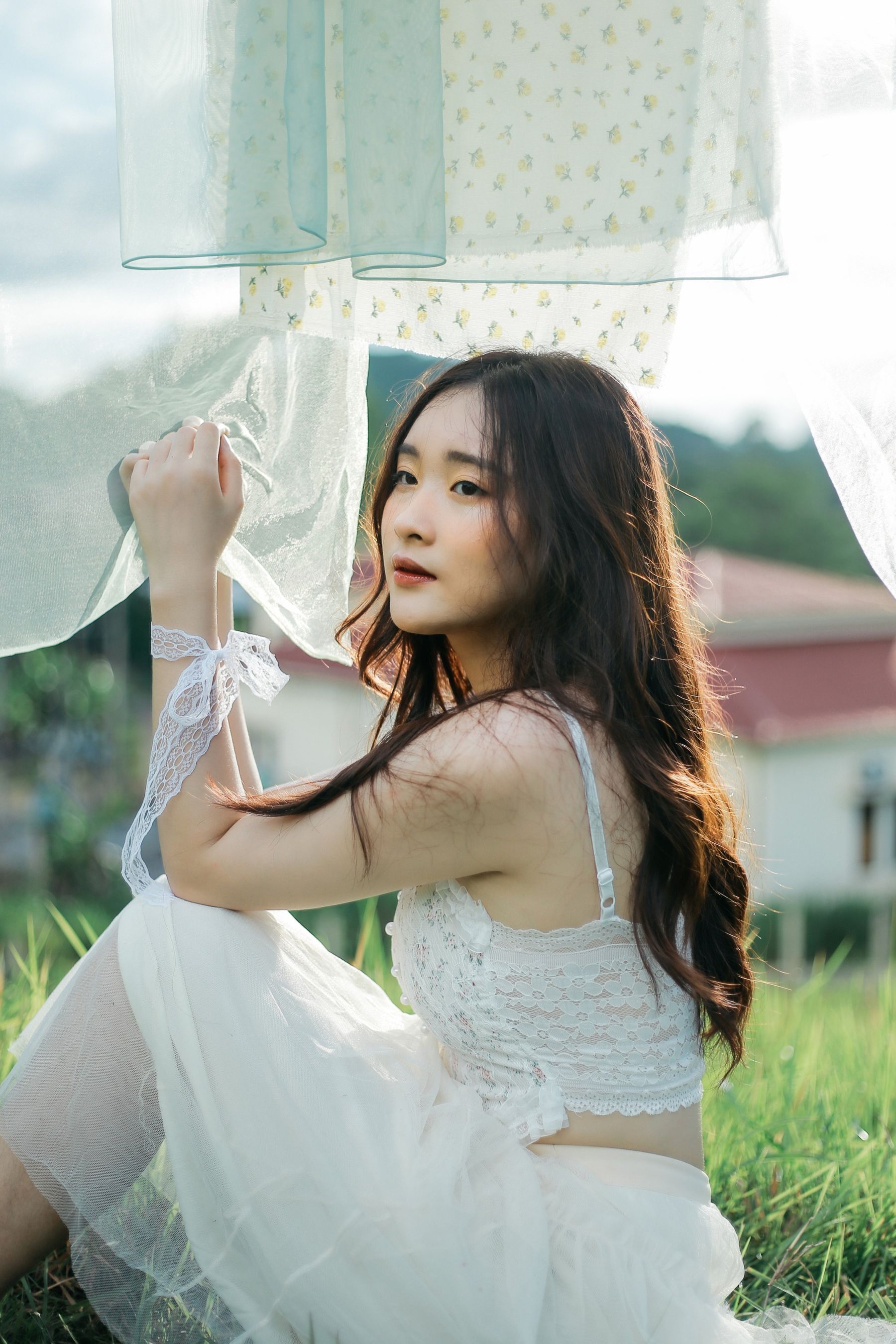 山林草地身着碎花裙,自然与美融合 相关图册