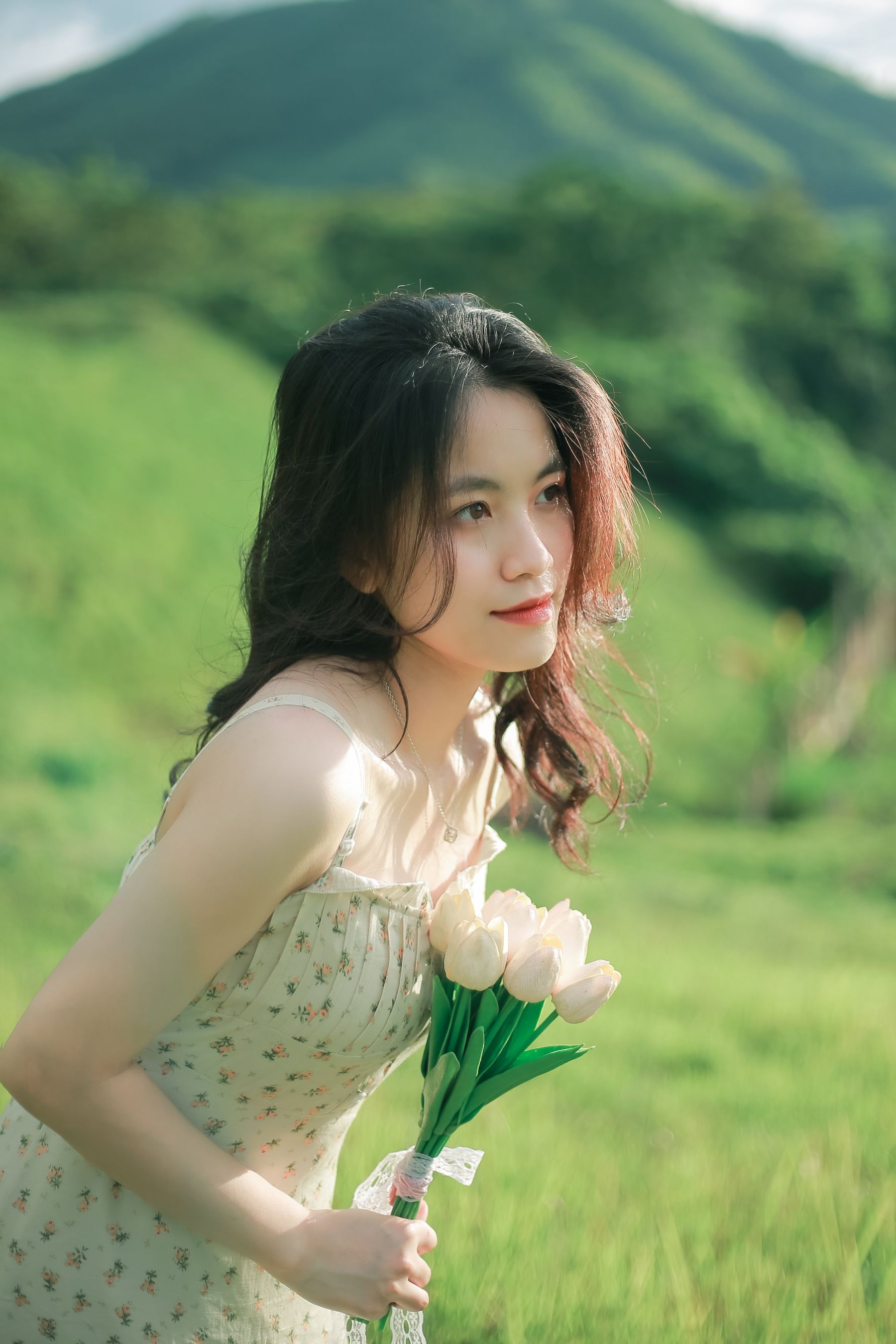 山林草地身着碎花裙,自然与美融合 相关图册