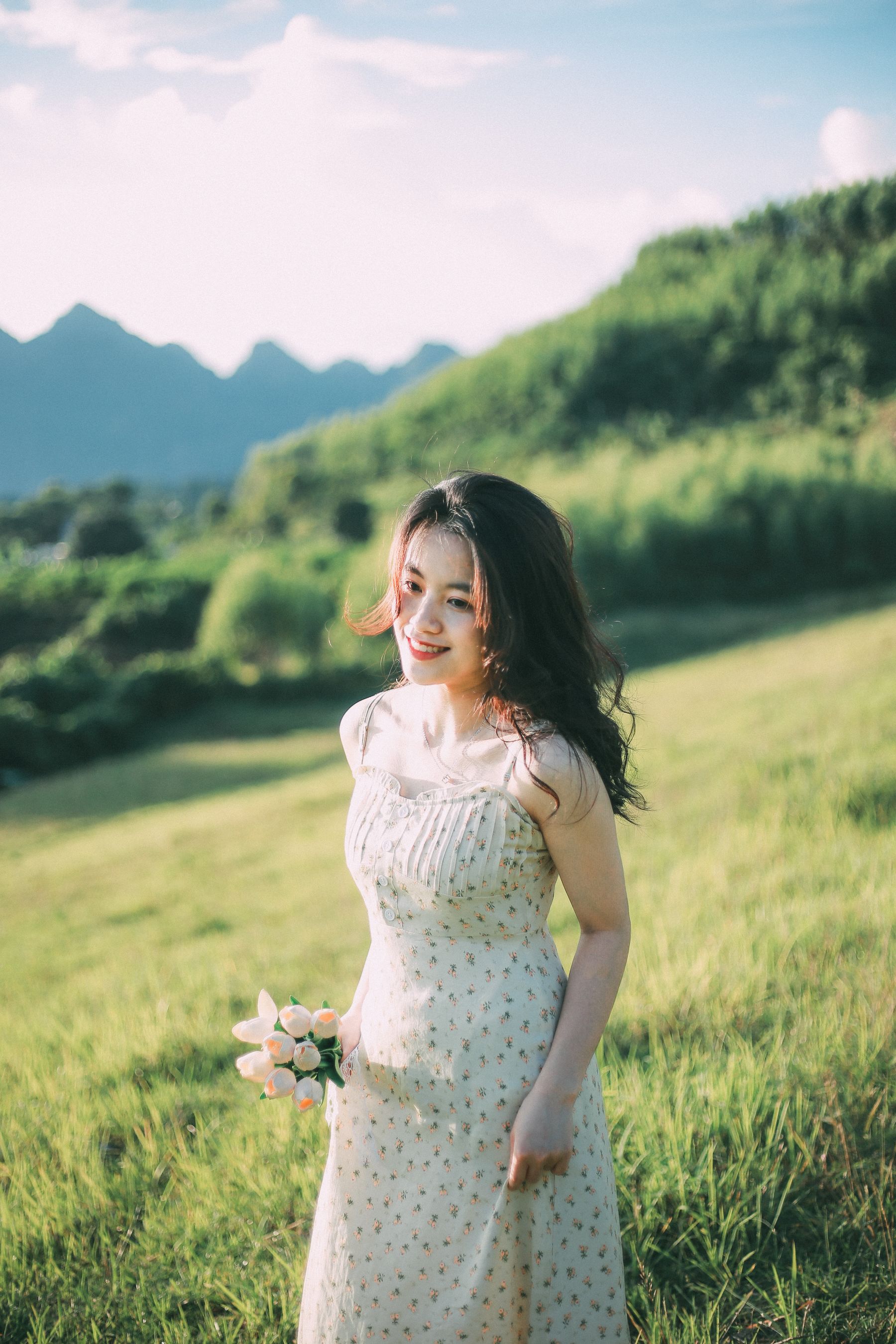 山林草地身着碎花裙,自然与美融合 相关图册