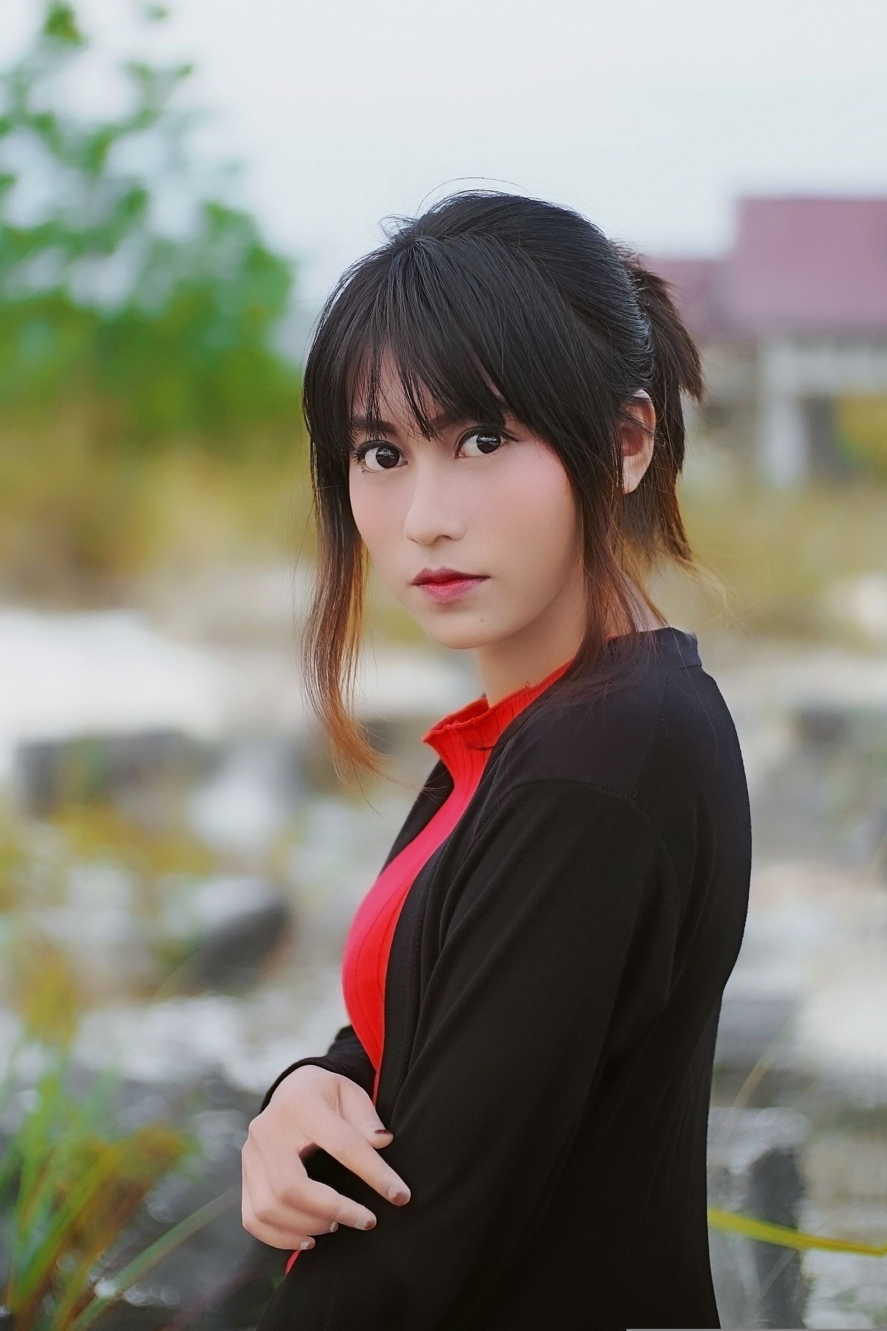 草丛和树木间,黑衣红短裙,美丽瞬间 相关图册