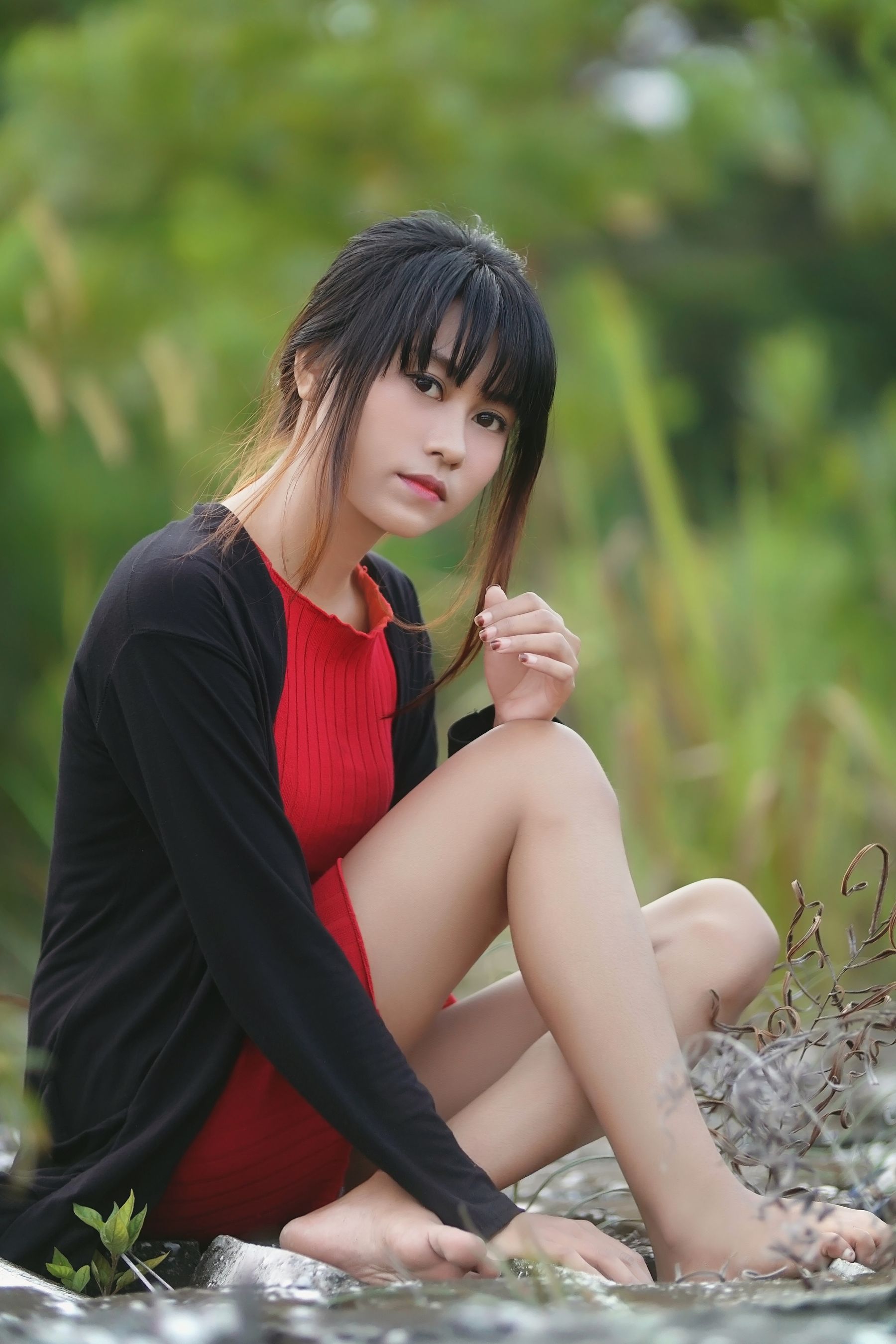 草丛和树木间,黑衣红短裙,美丽瞬间 相关图册
