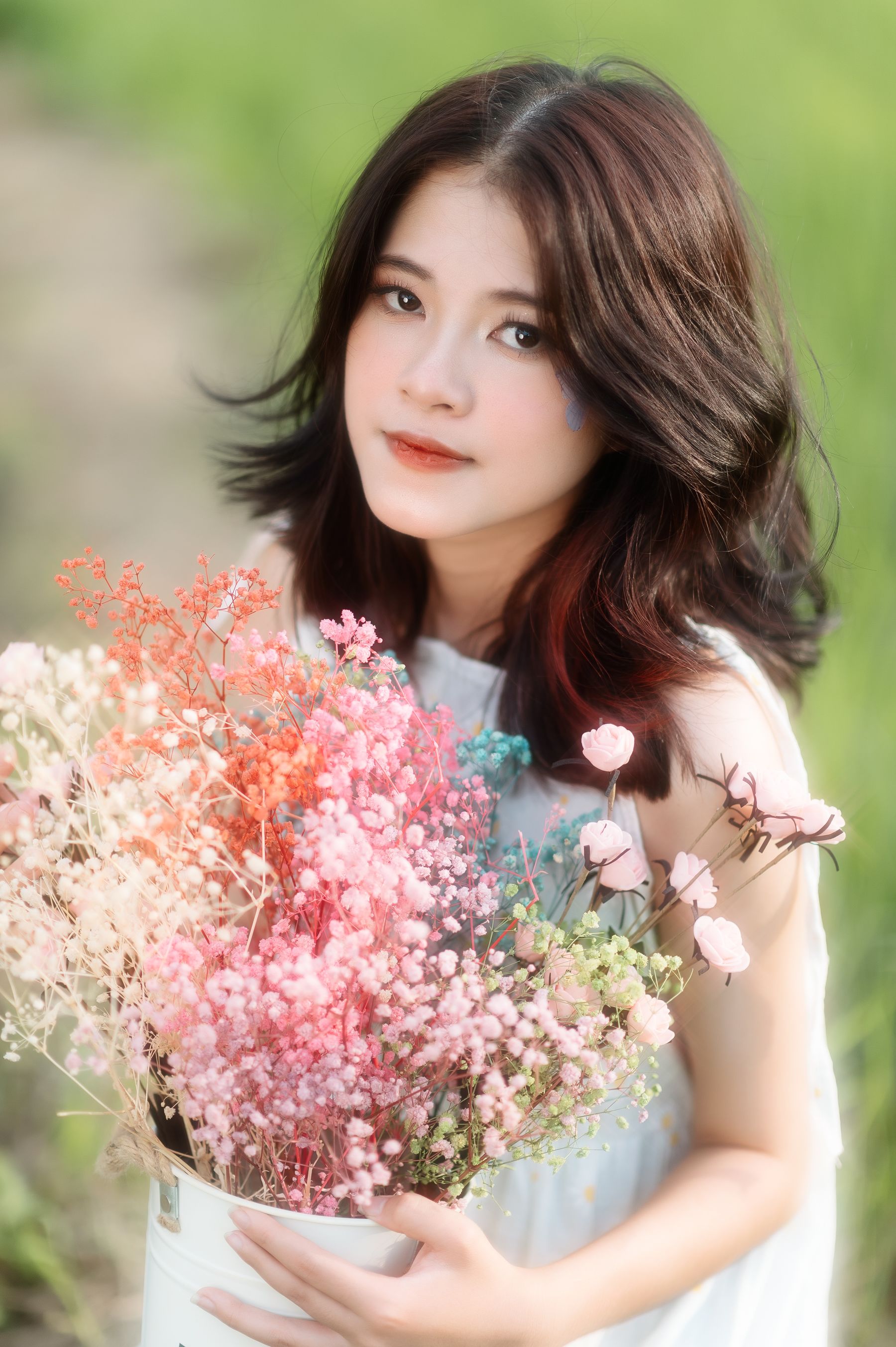 自然风景中,绿草映衬下,花美人更美 相关图册