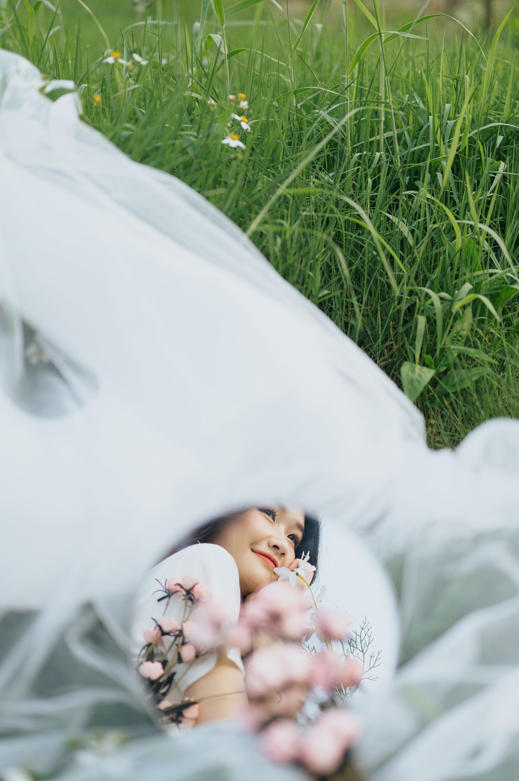 自然风景中,绿草映衬下,花美人更美 相关图册