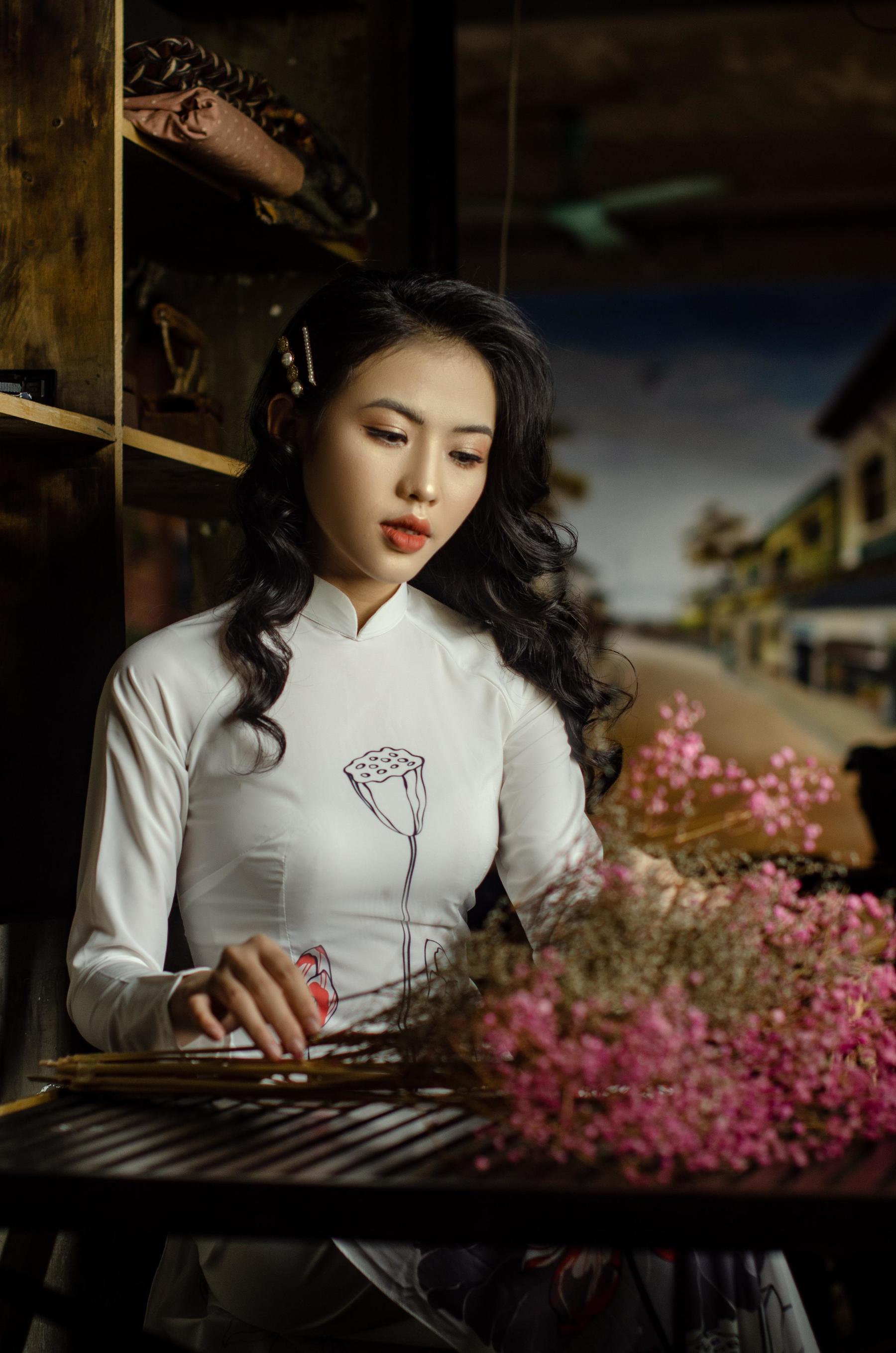 旗袍轻绣荷花香,优雅绽放夏日长 相关图册