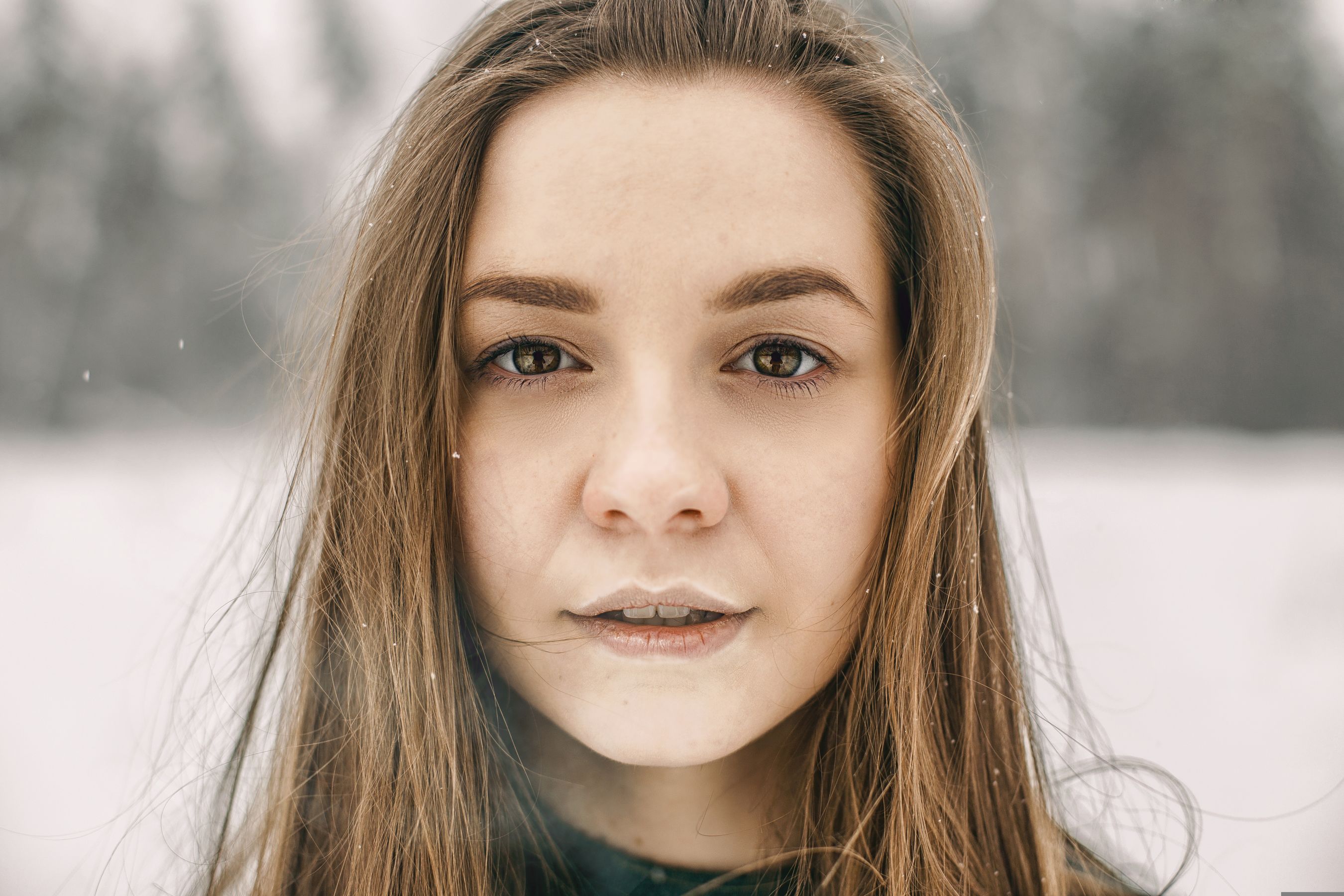 雪景中的美女,犹如冬日里的一抹亮色 相关图册