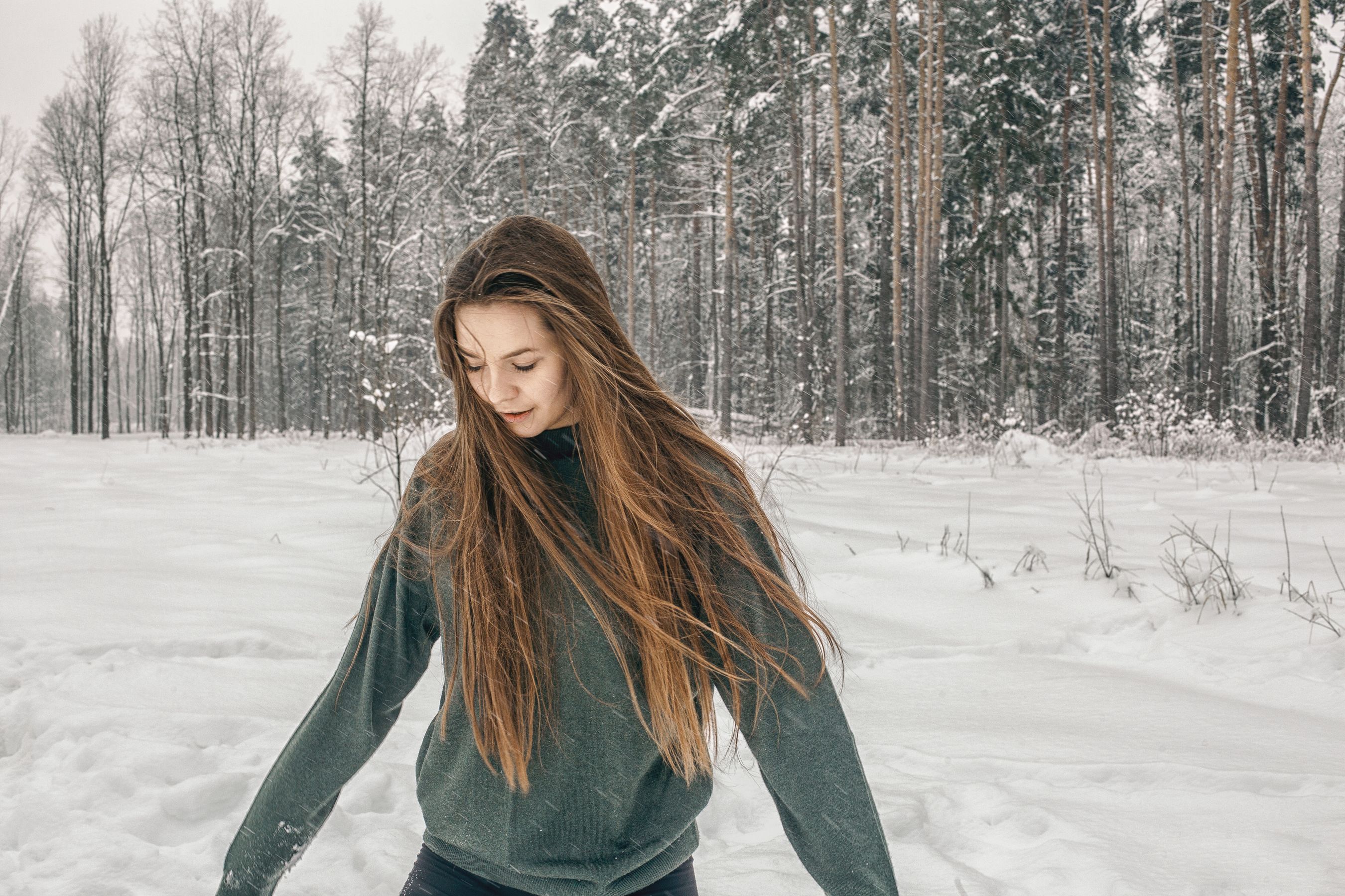雪景中的美女,犹如冬日里的一抹亮色 相关图册