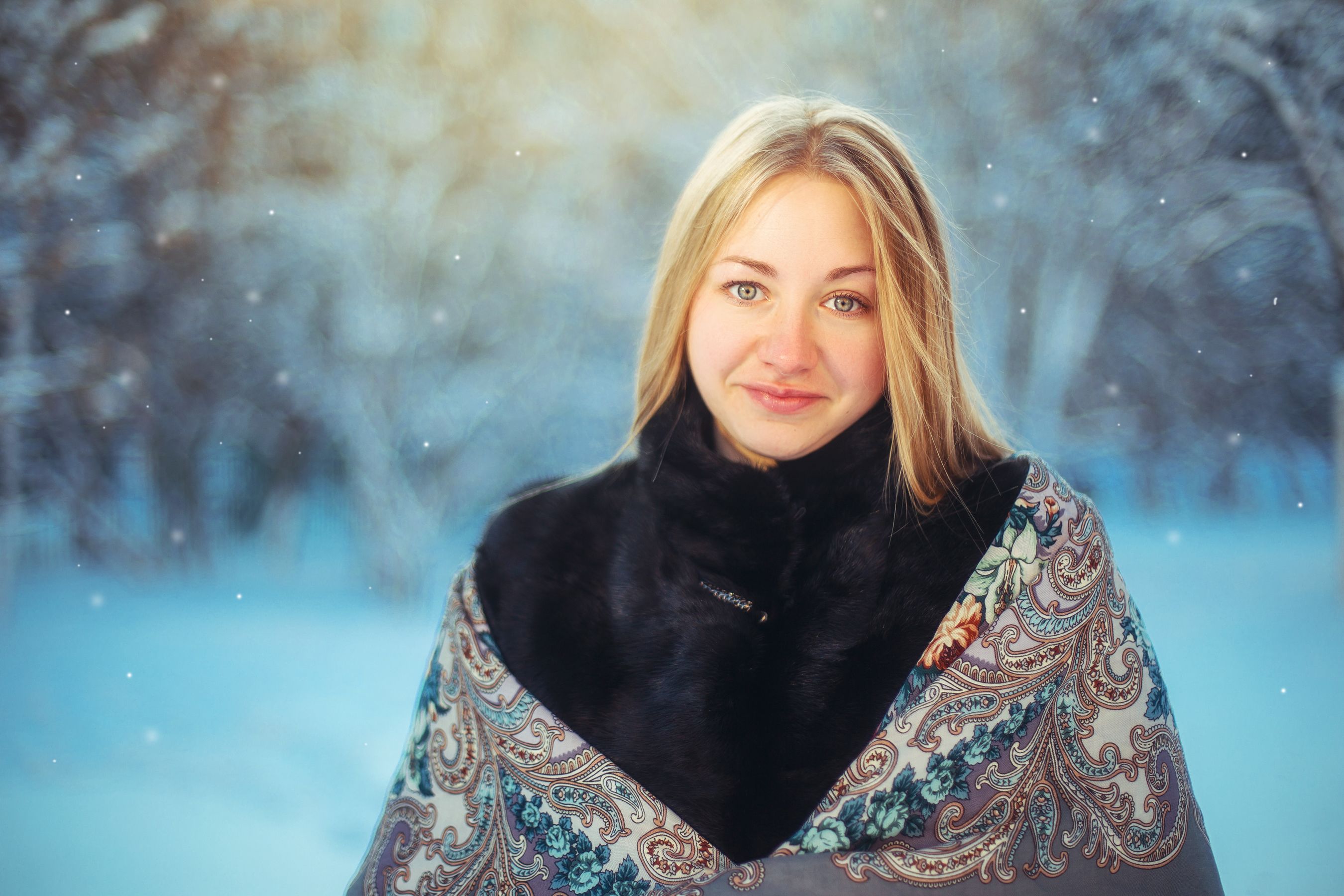 雪景中的美女,犹如冬日里的一抹亮色 相关图册