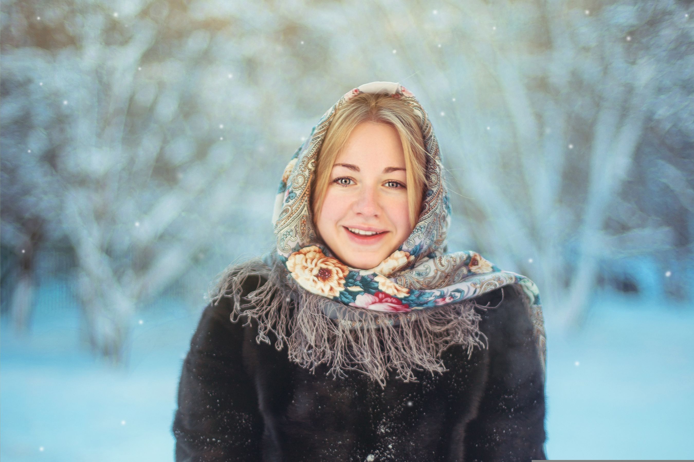 雪景中的美女,犹如冬日里的一抹亮色 相关图册