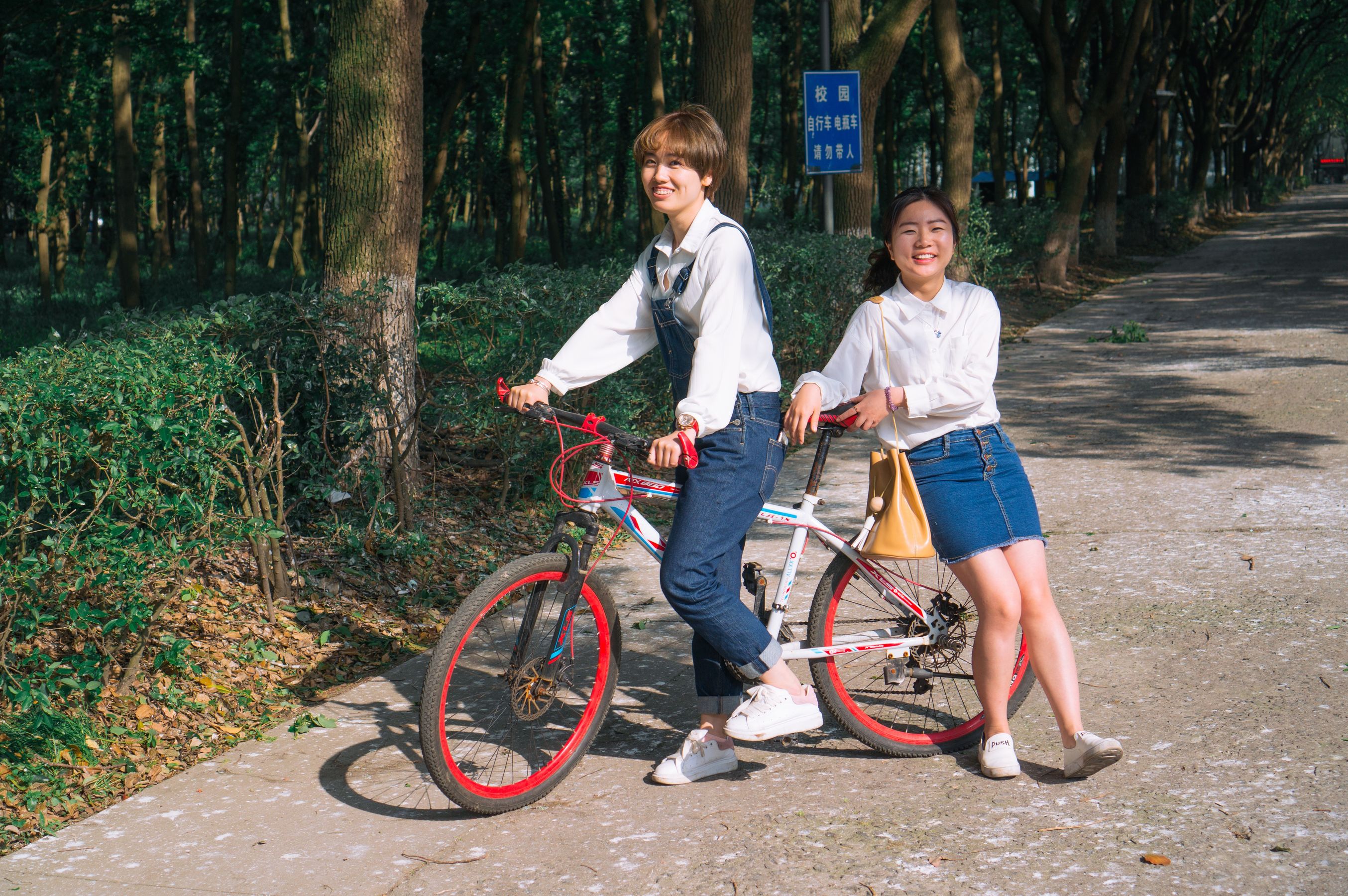 在学校里最大幸福是和姐妹一起疯,一起笑对人生 相关图册