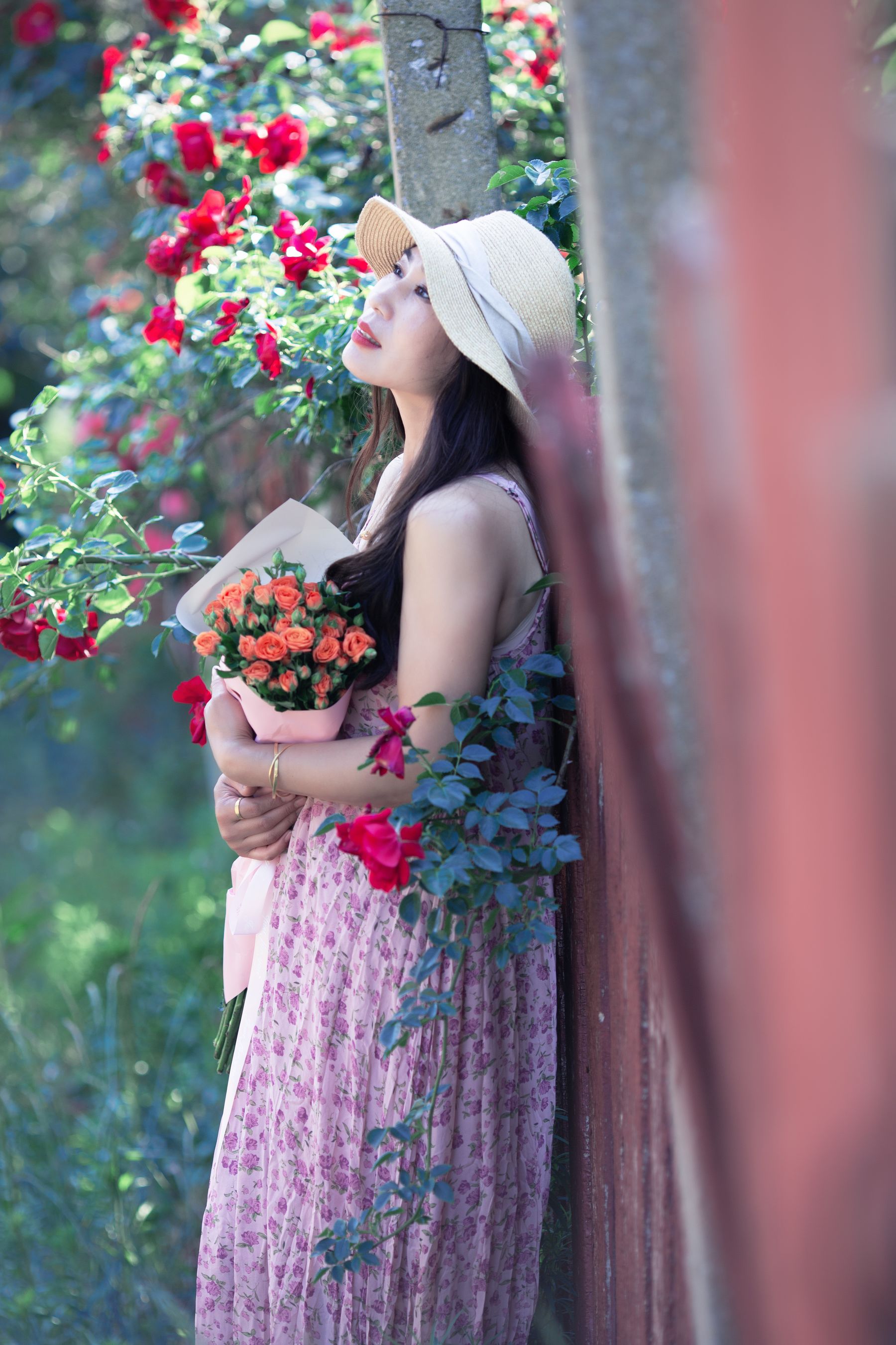 漫步在花语缭绕碎花裙的女士,尽显女人风情 相关图册