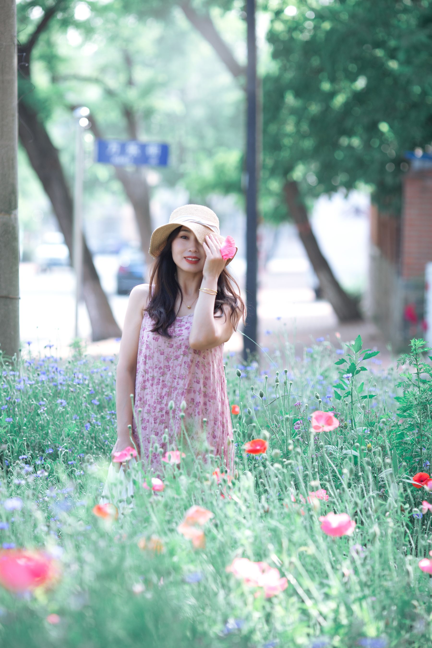 漫步在花语缭绕碎花裙的女士,尽显女人风情 相关图册