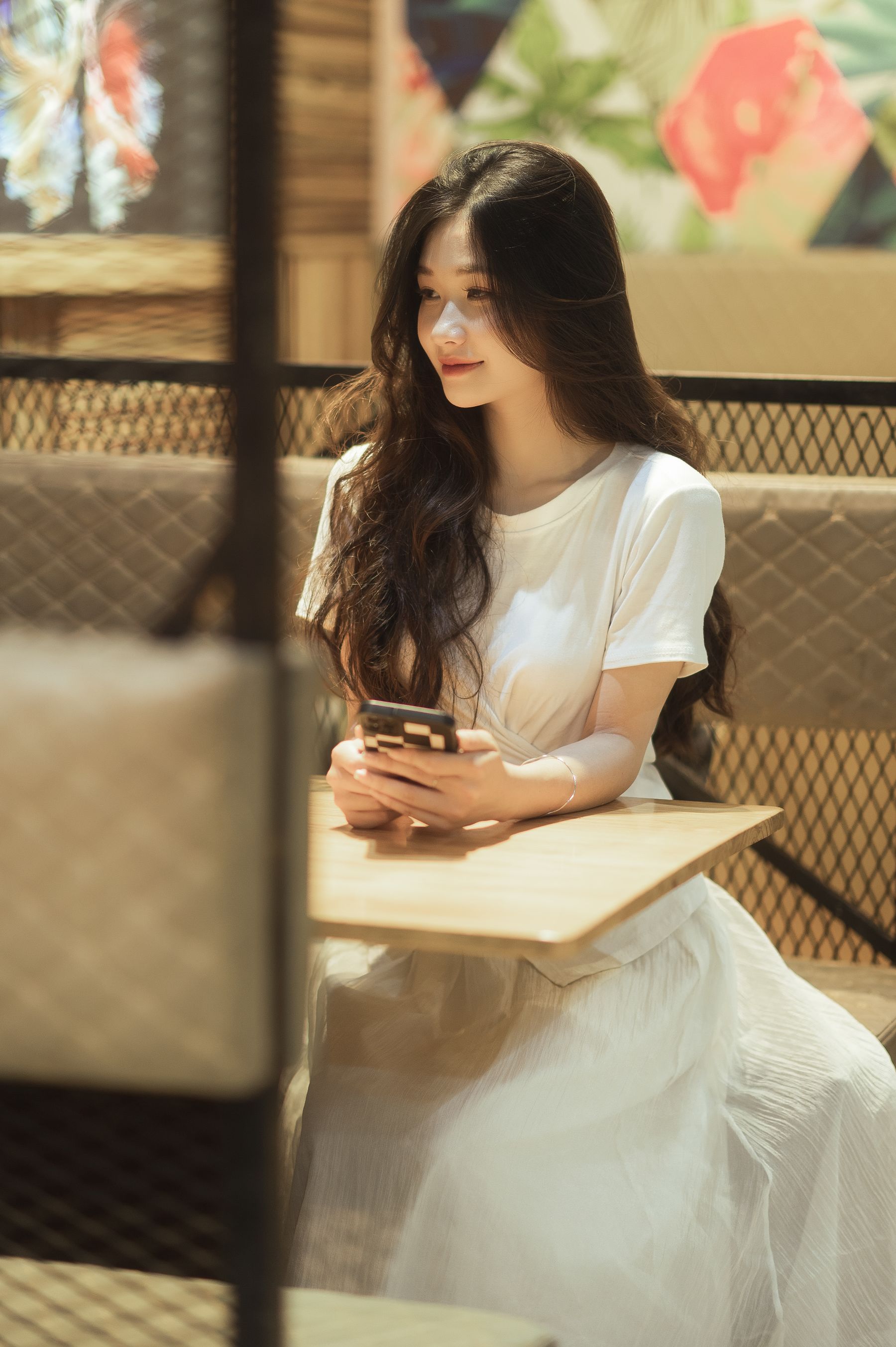 白色长裙现代女孩,坐在精致餐厅中,静谧纯粹 相关图册
