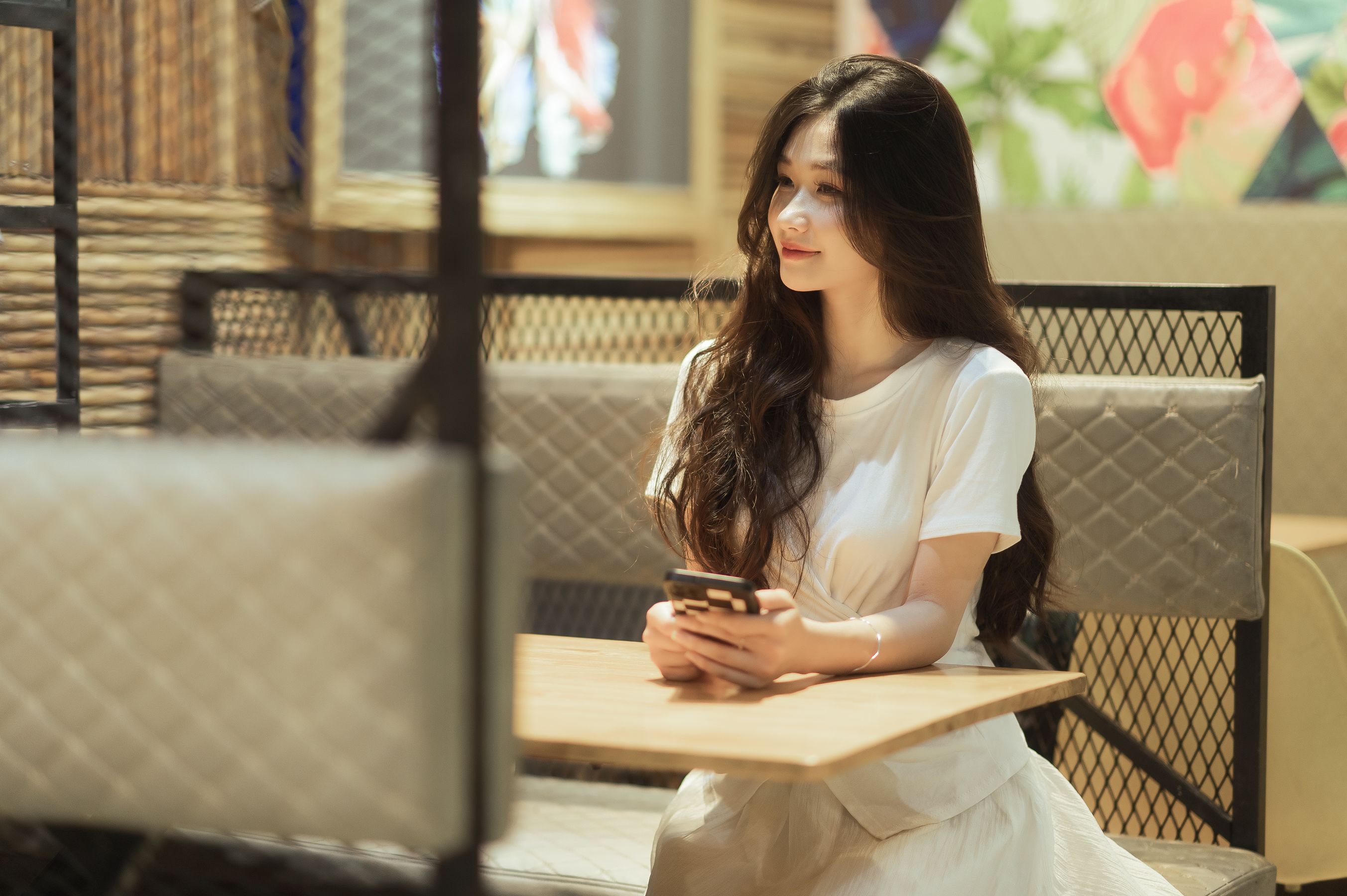 白色长裙现代女孩,坐在精致餐厅中,静谧纯粹 相关图册